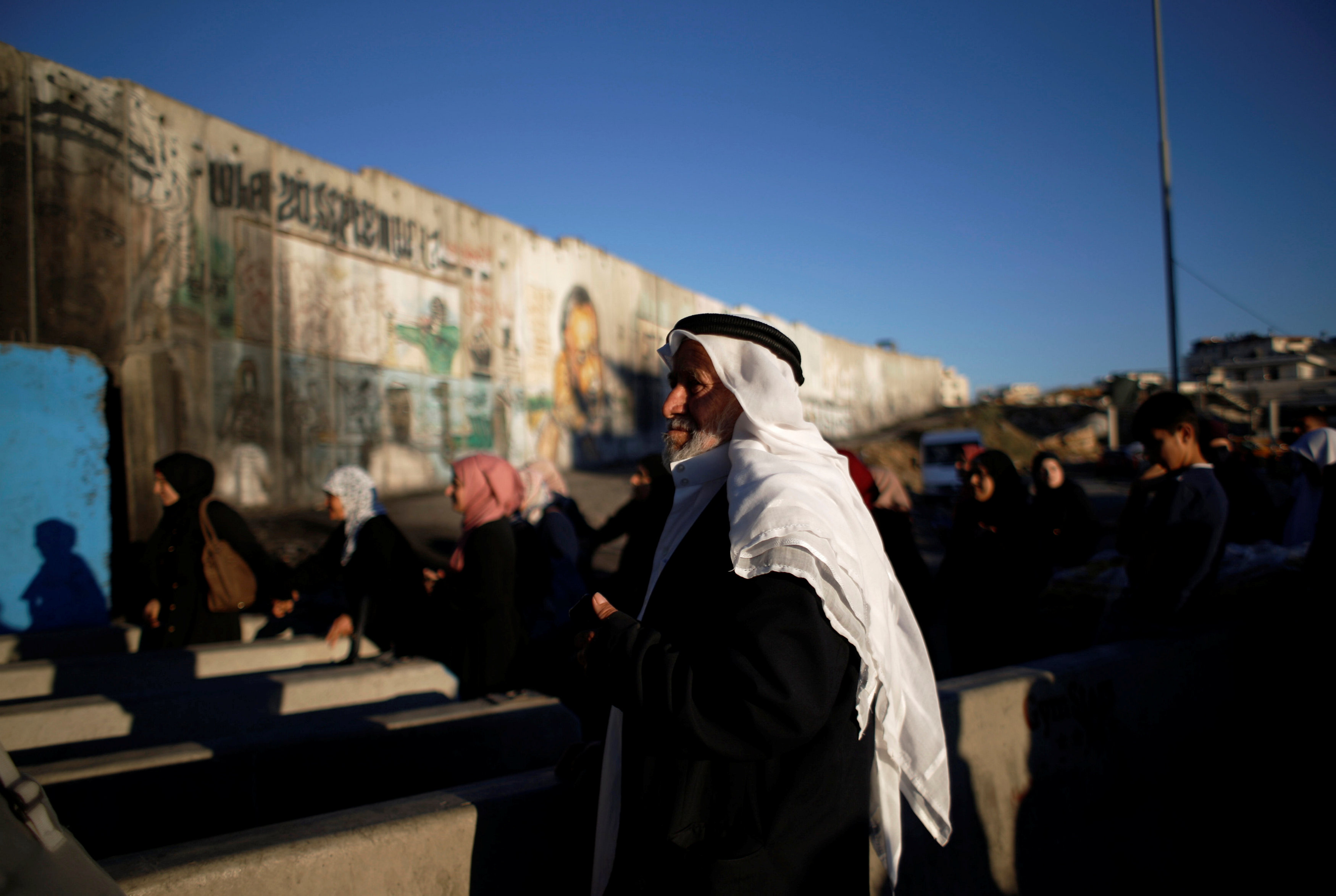 فلسطينيون يعبرون نقاط تفتيش لأداء صلاة الجمعة