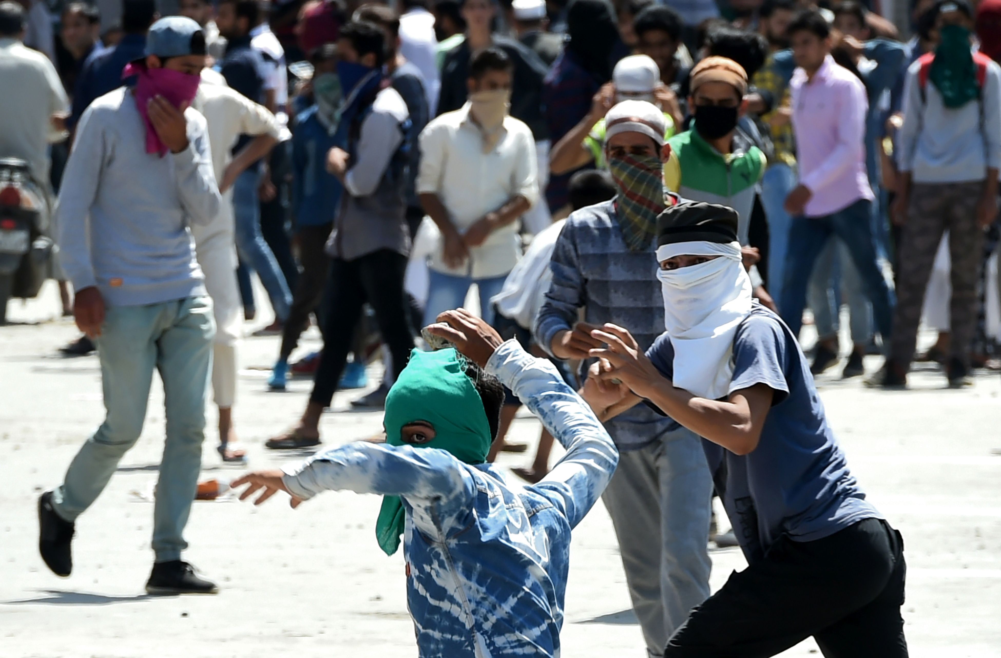 تراشق بالحجارة بين متظاهرين والشرطة الهندية