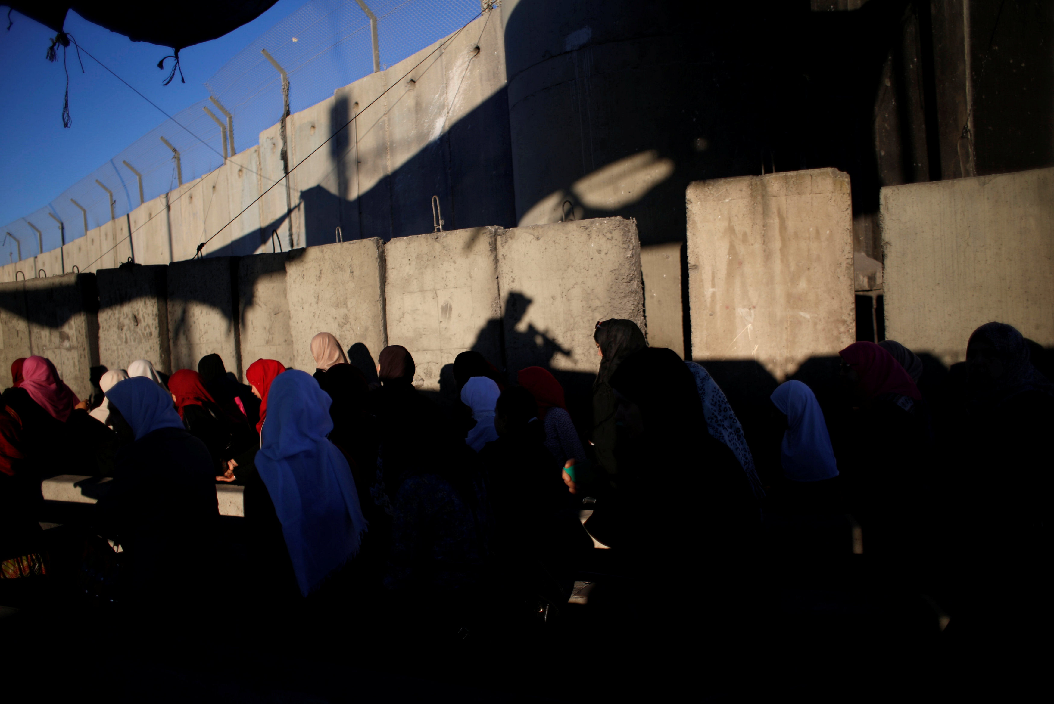 فلسطينيات تعبرن الحواجز الإسرائيلية لبلوغ المسجد الأقصى