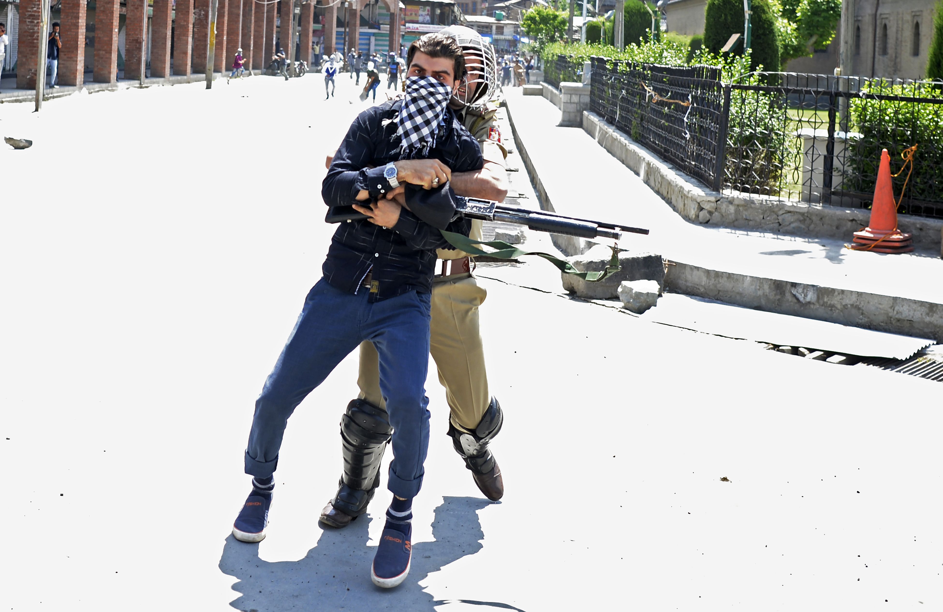 الشرطة تلقى القبض على متظاهر فى كشمير