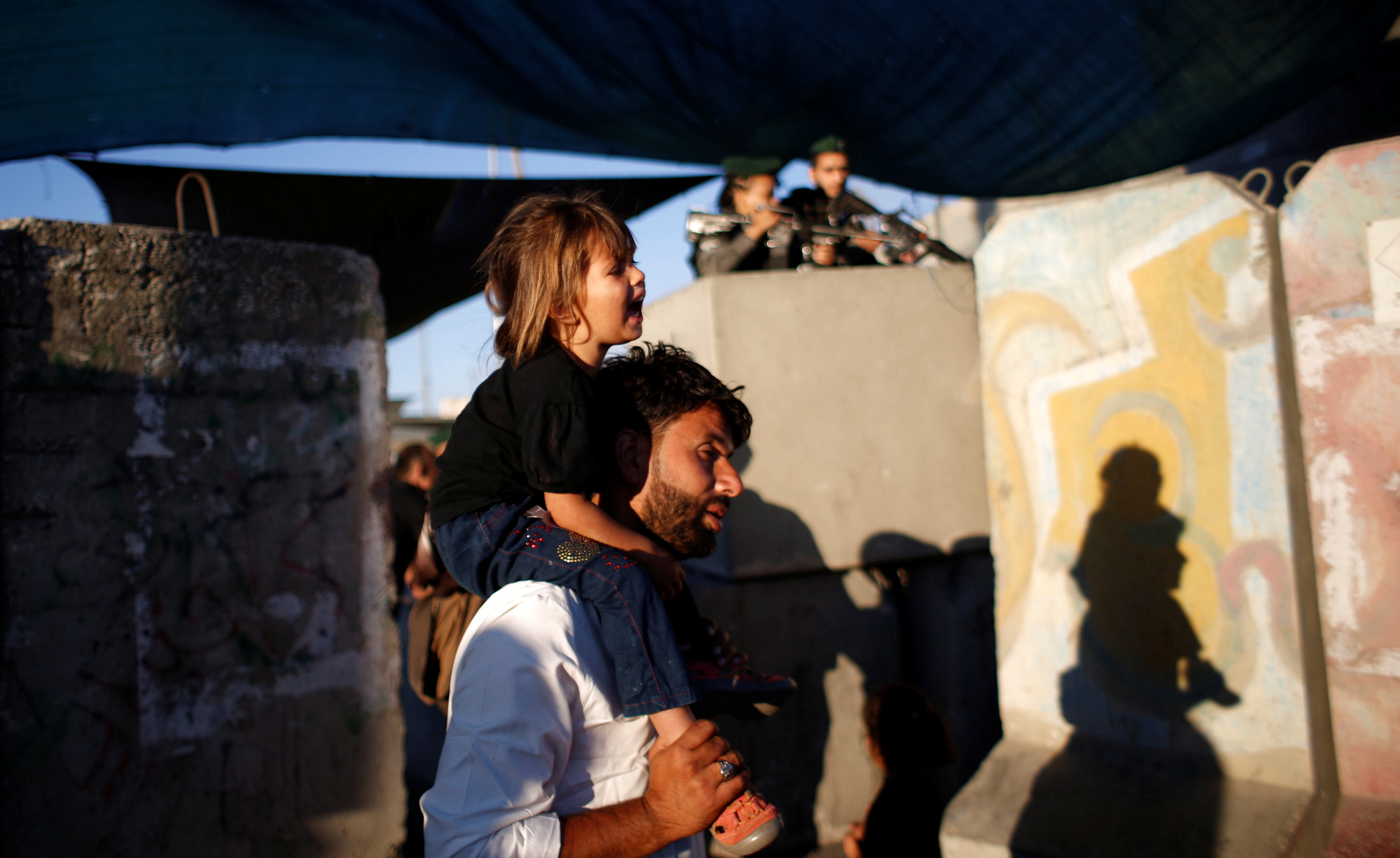 فلسطينى يحمل ابنته ويتجهان للمسجد الأقصى