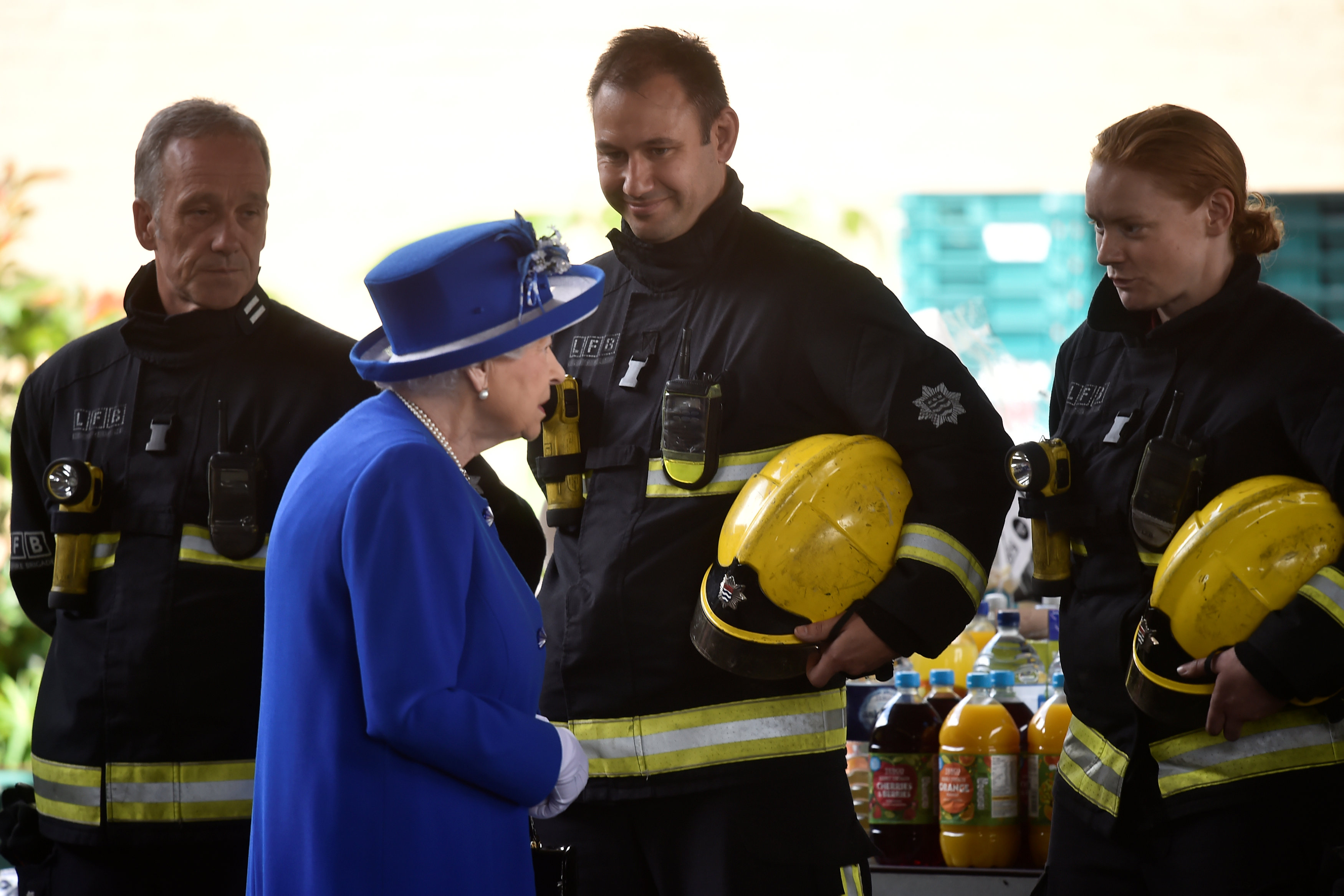 الملكة إليزابيث تلتقى رجال الإطفاء