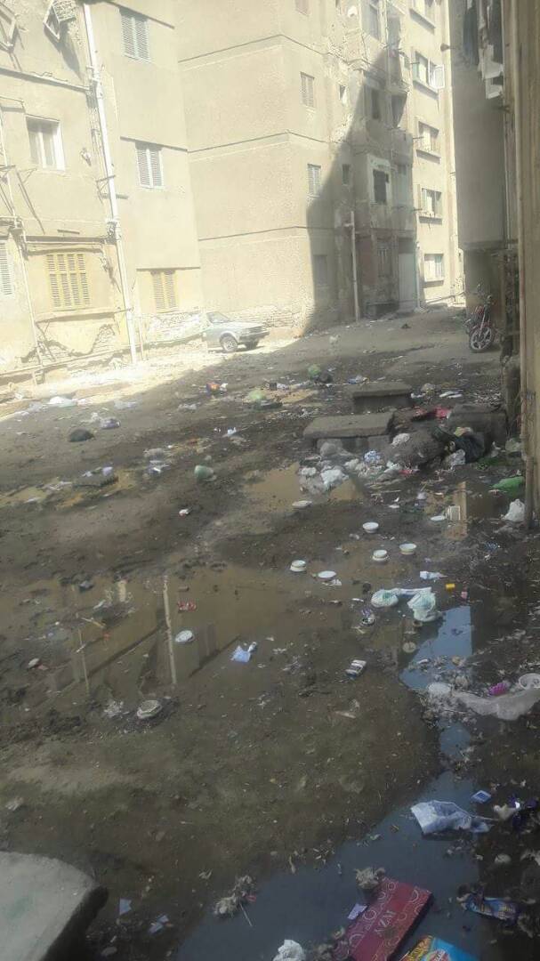 طفح مياه المجارى والقمامة تحاصران سكان عمارات التموين