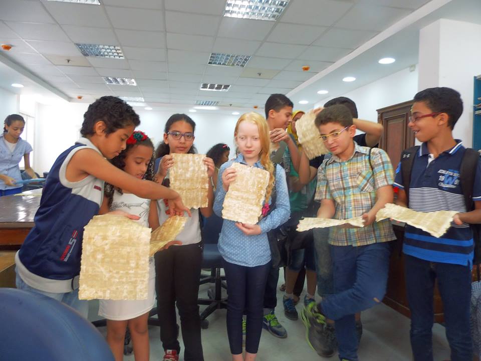 الآثار تعلم الأطفال صناعة الورق البردى فى متاحف الإسكندرية (10)
