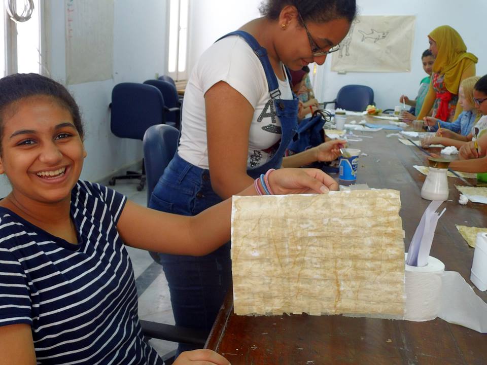 الآثار تعلم الأطفال صناعة الورق البردى فى متاحف الإسكندرية (8)