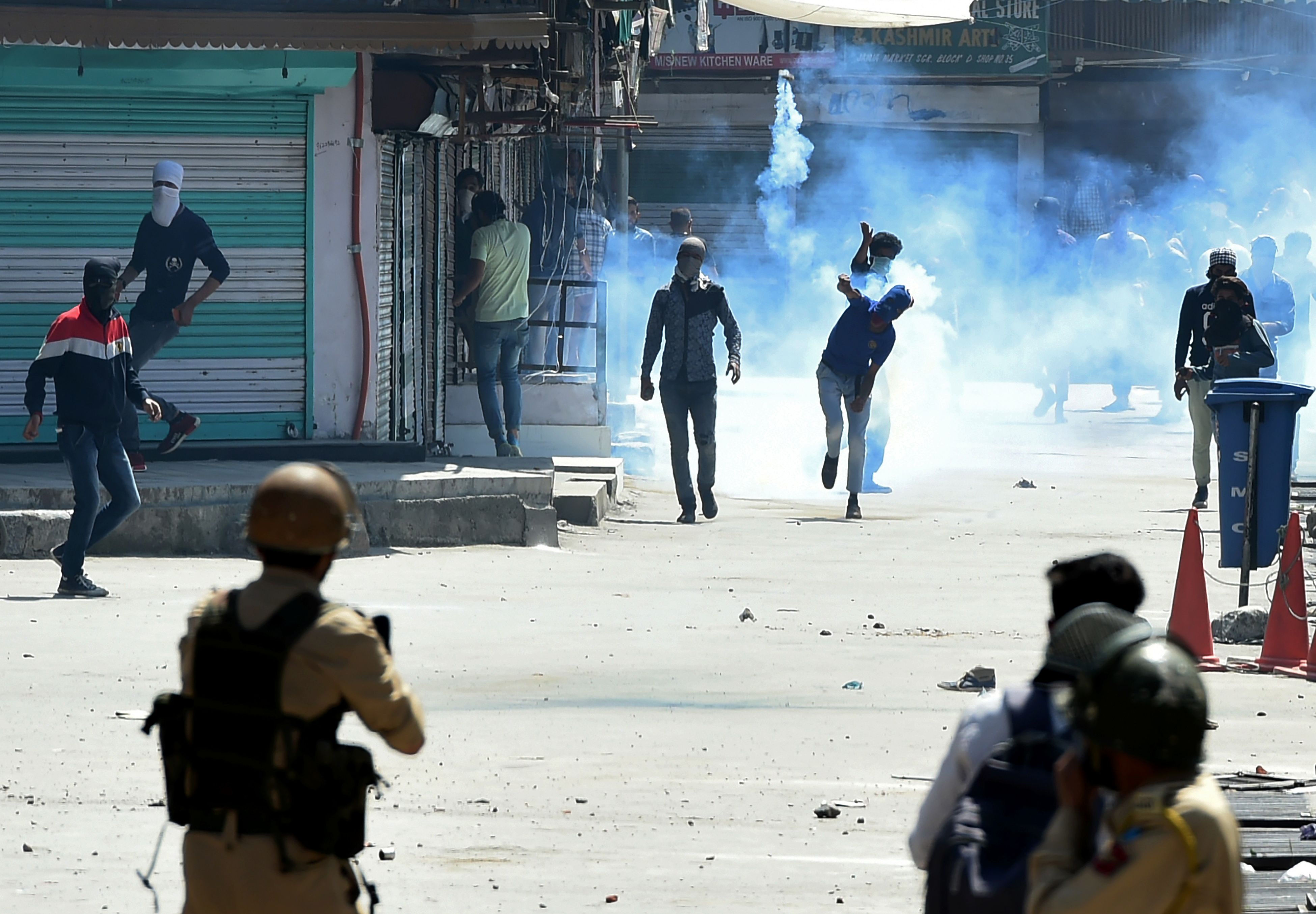 مواجهات بين متظاهرين والشرطة فى اقليم كشمير