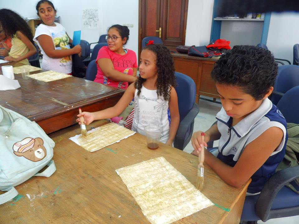 الآثار تعلم الأطفال صناعة الورق البردى فى متاحف الإسكندرية (7)