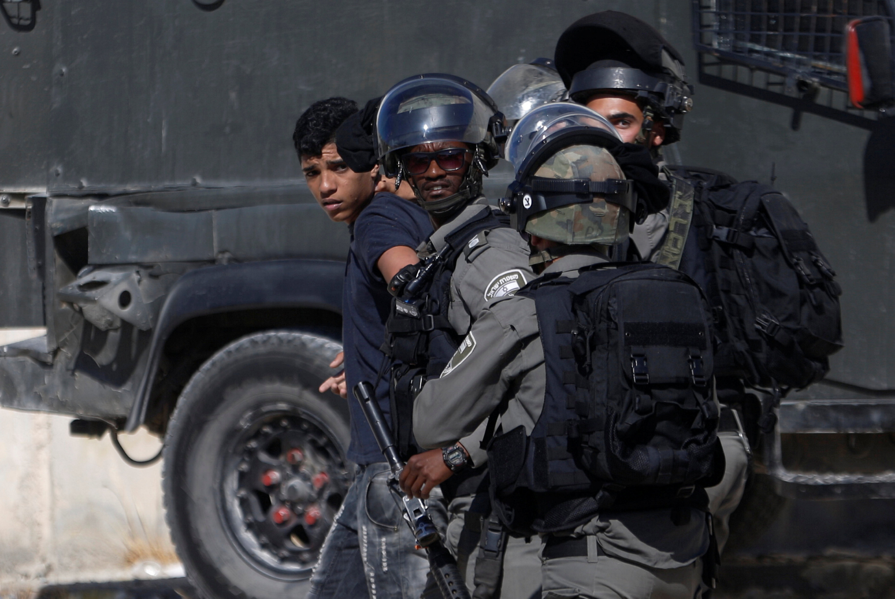 قوات الاحتلال تعتقل شاب فلسطينى