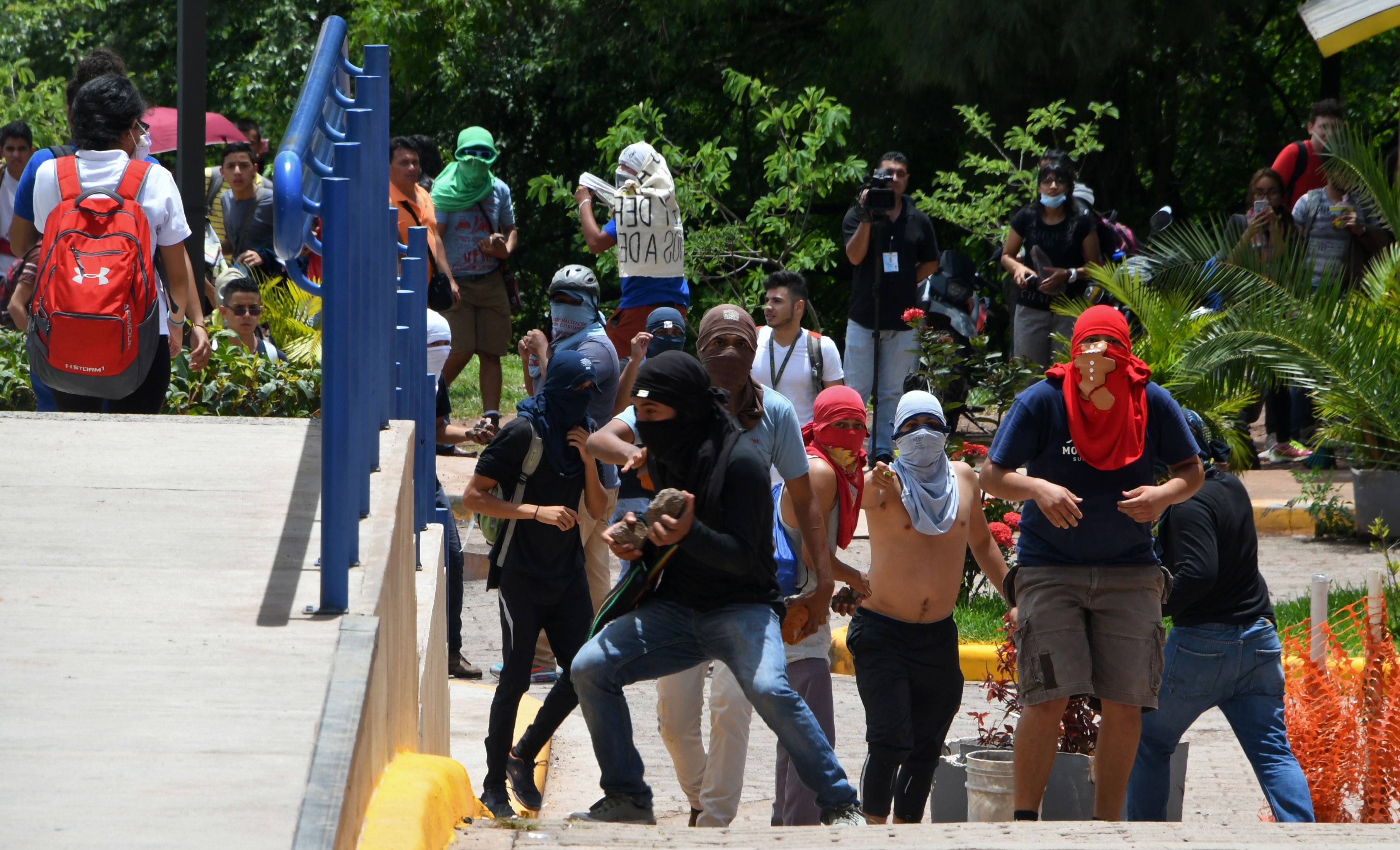 اشتباكات بين شرطة هندوراس وطلاب خلال مظاهرة احتجاجية لاعتقال زملائهم
