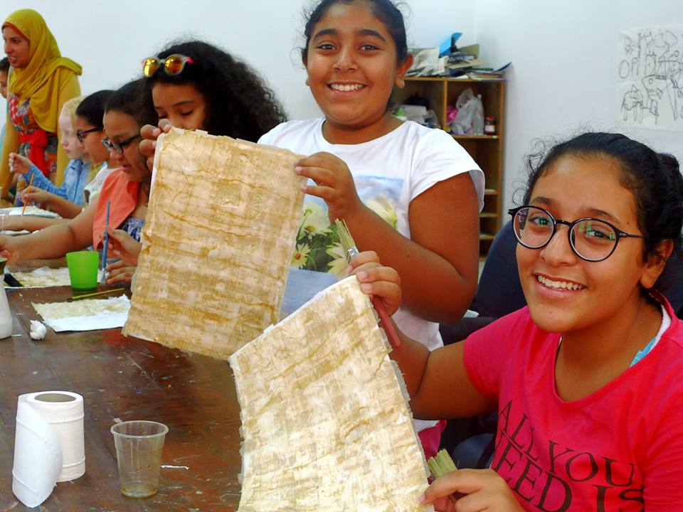 الآثار تعلم الأطفال صناعة الورق البردى فى متاحف الإسكندرية (4)