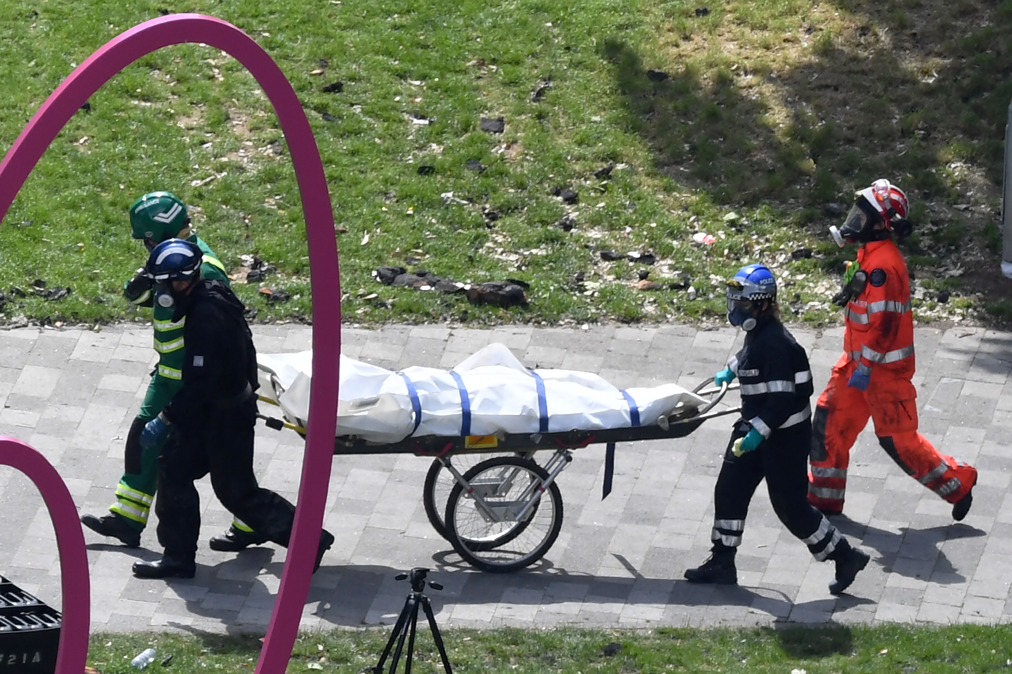 انتشال جثمان أحد ضحايا حريق برج لندن