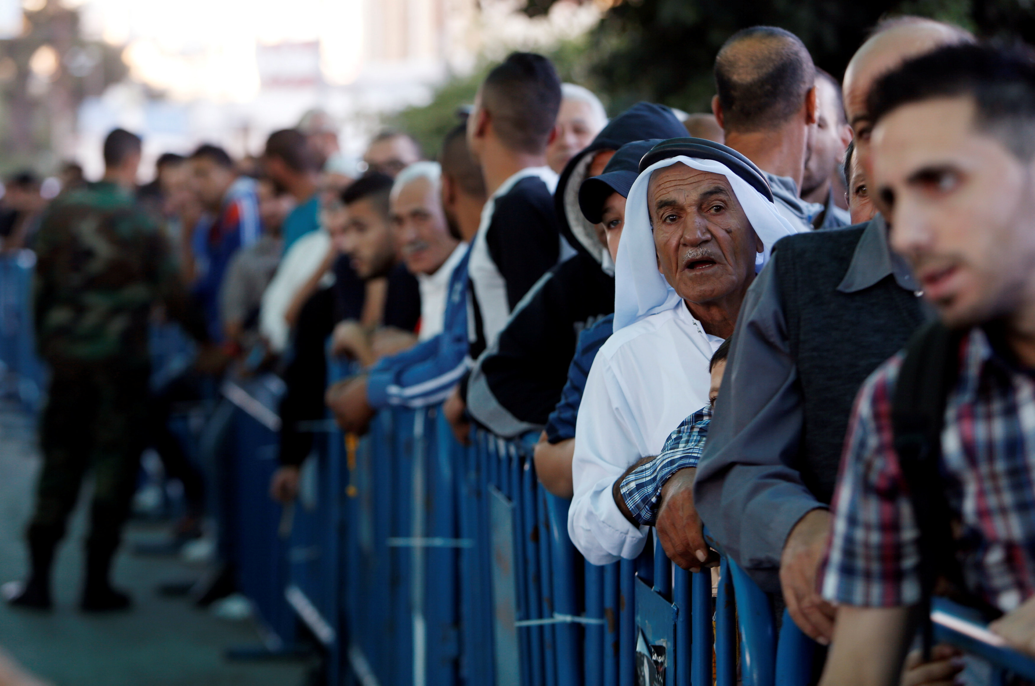 الفلسطينيون على الحواجز الإسرائيلية المؤدية للمسجد الأقصى