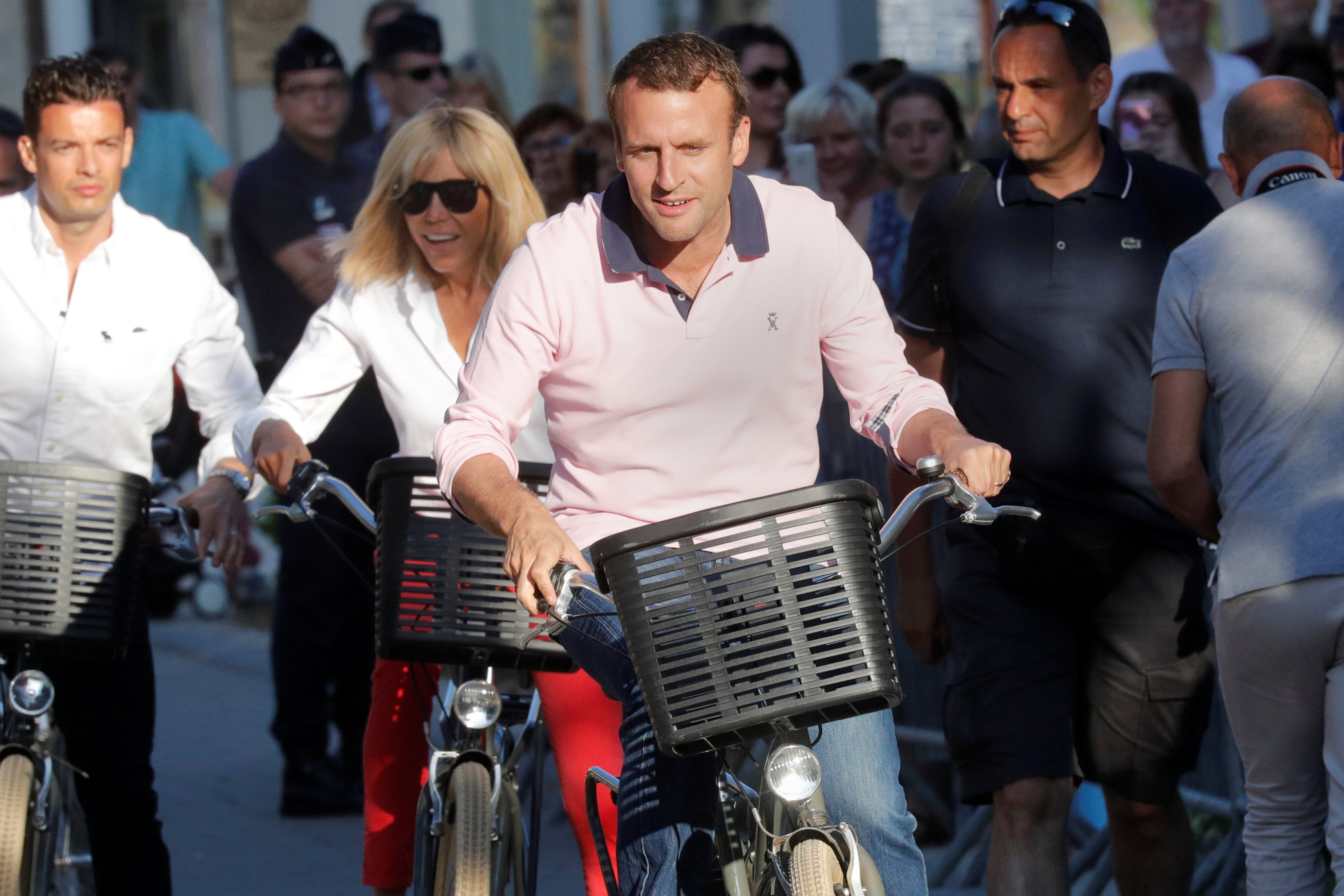 رئيس فرنسا وزوجته يستقلا دراجاتهما قرب منزلهما بمدينة لو توكيه