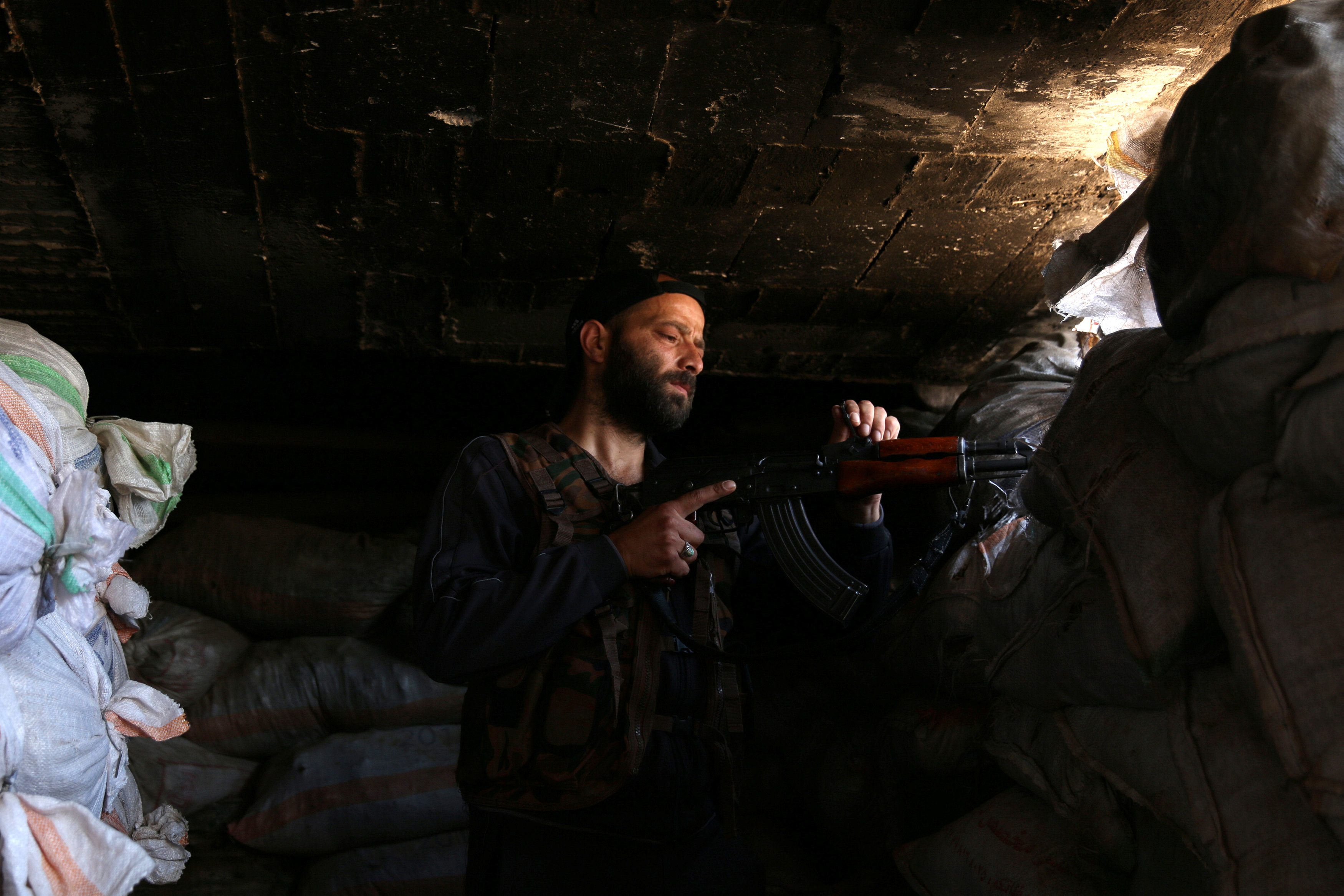 أحد قوات الجيش السورى الحر يحمل سلاحه