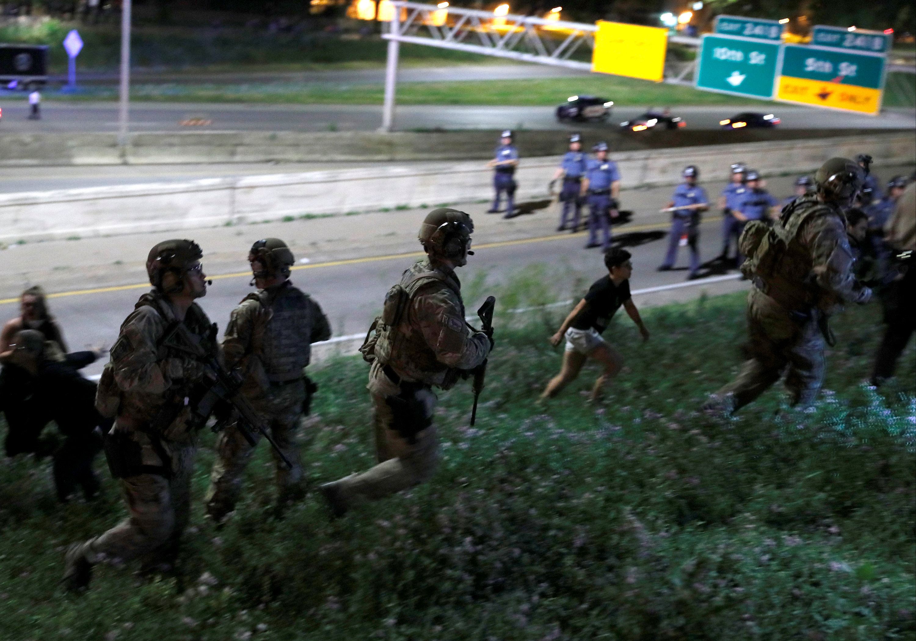 رجال الشرطة يطاردون المتظاهرين فى ولاية مينيسوتا