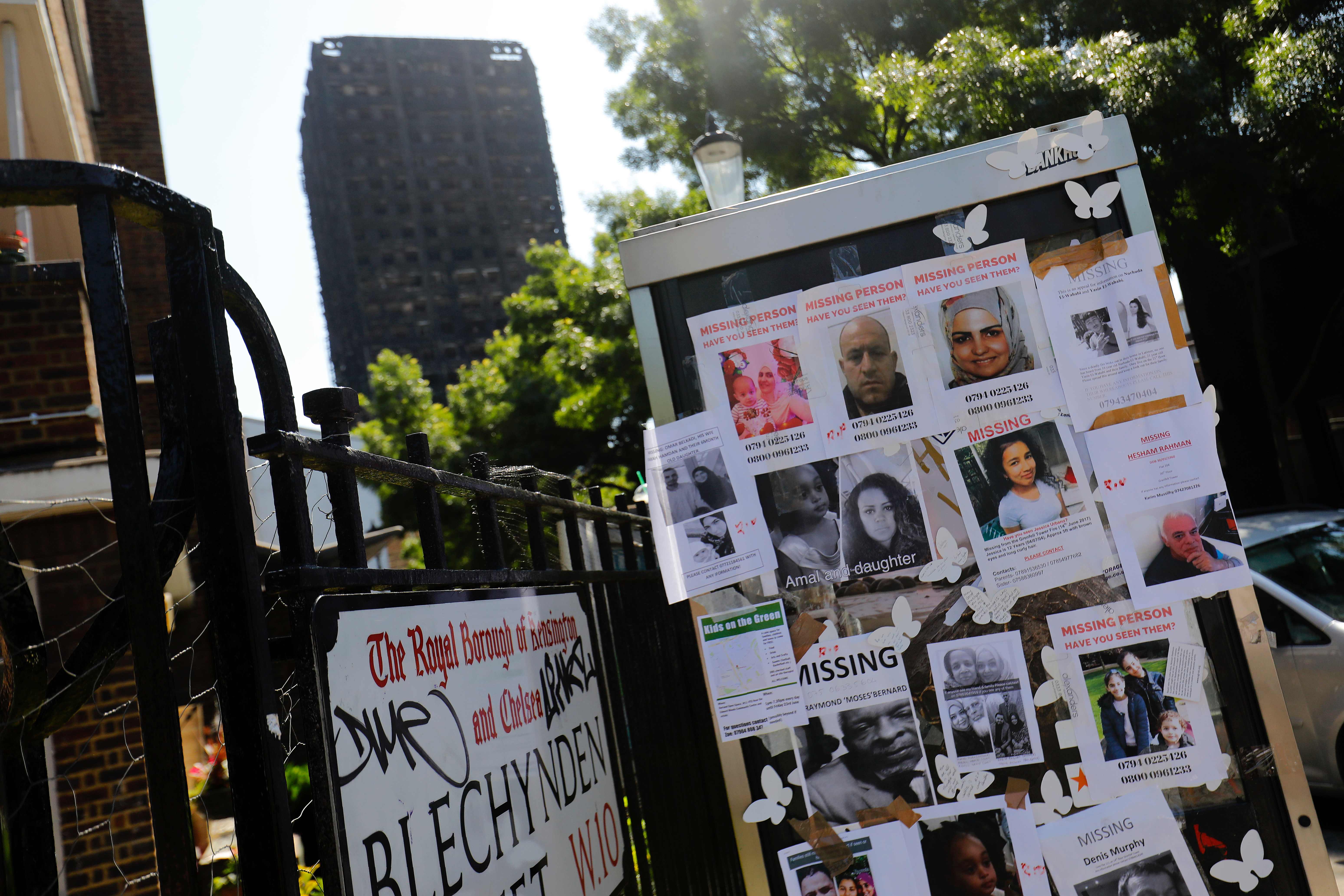 لوحة تحمل صور ضحايا حريق لندن