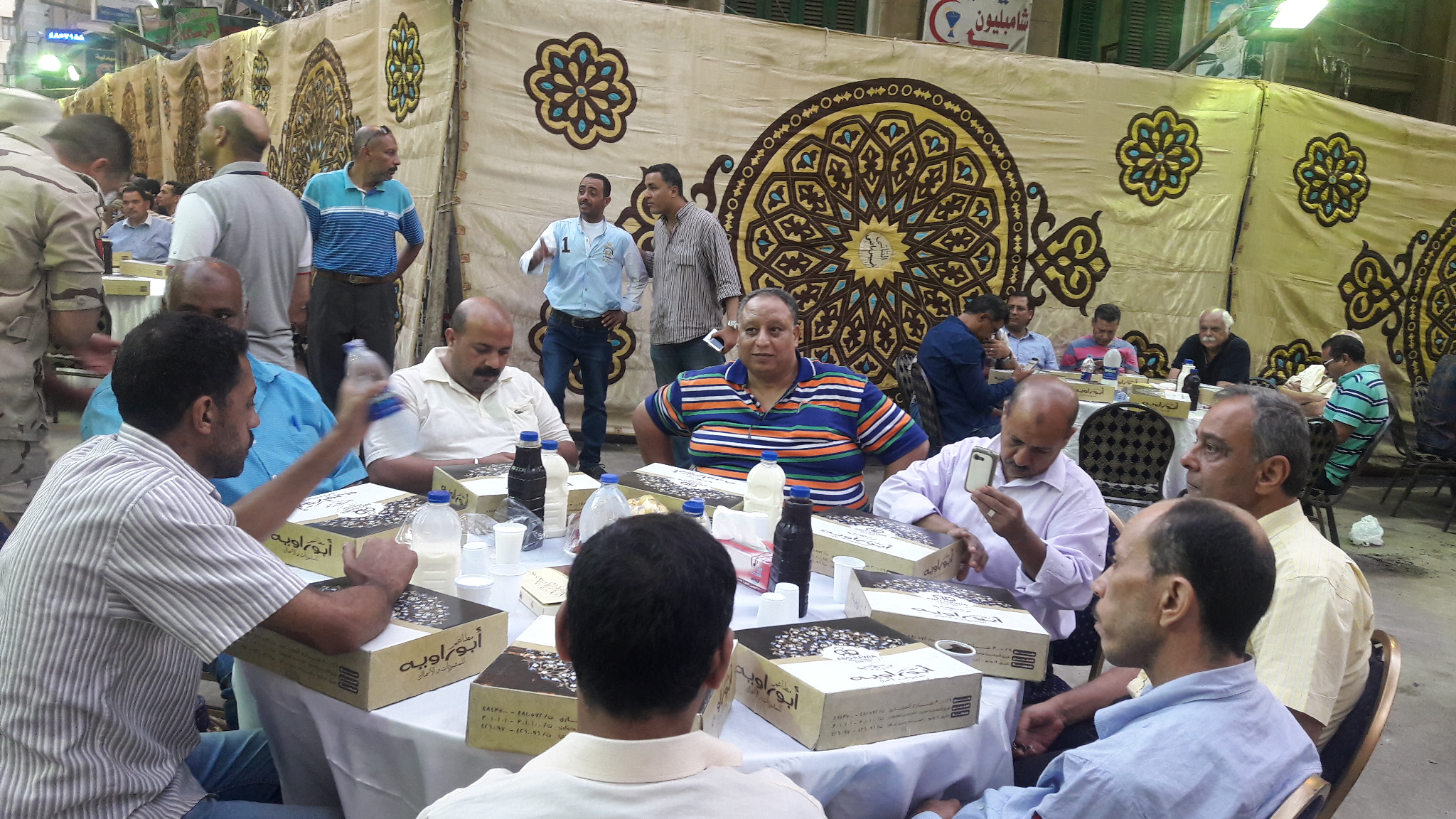الشعبة الهندسية تنظم افطارا أمام عقار الازاريطة بعد الانتهاء من هدمة (3)