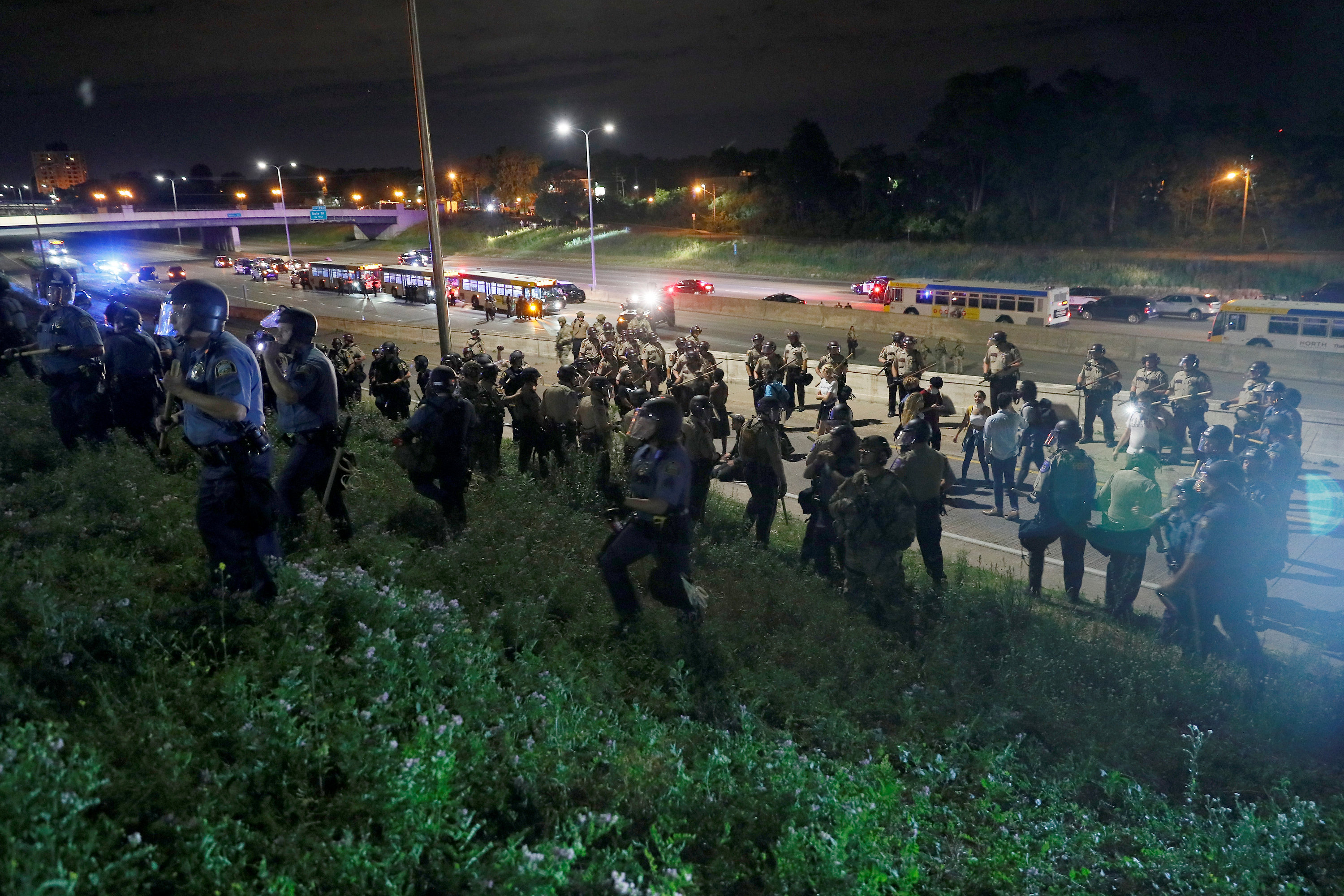 مطاردات واسعة بين الشرطة والمتظاهرين فى ولاية مينيسوتا