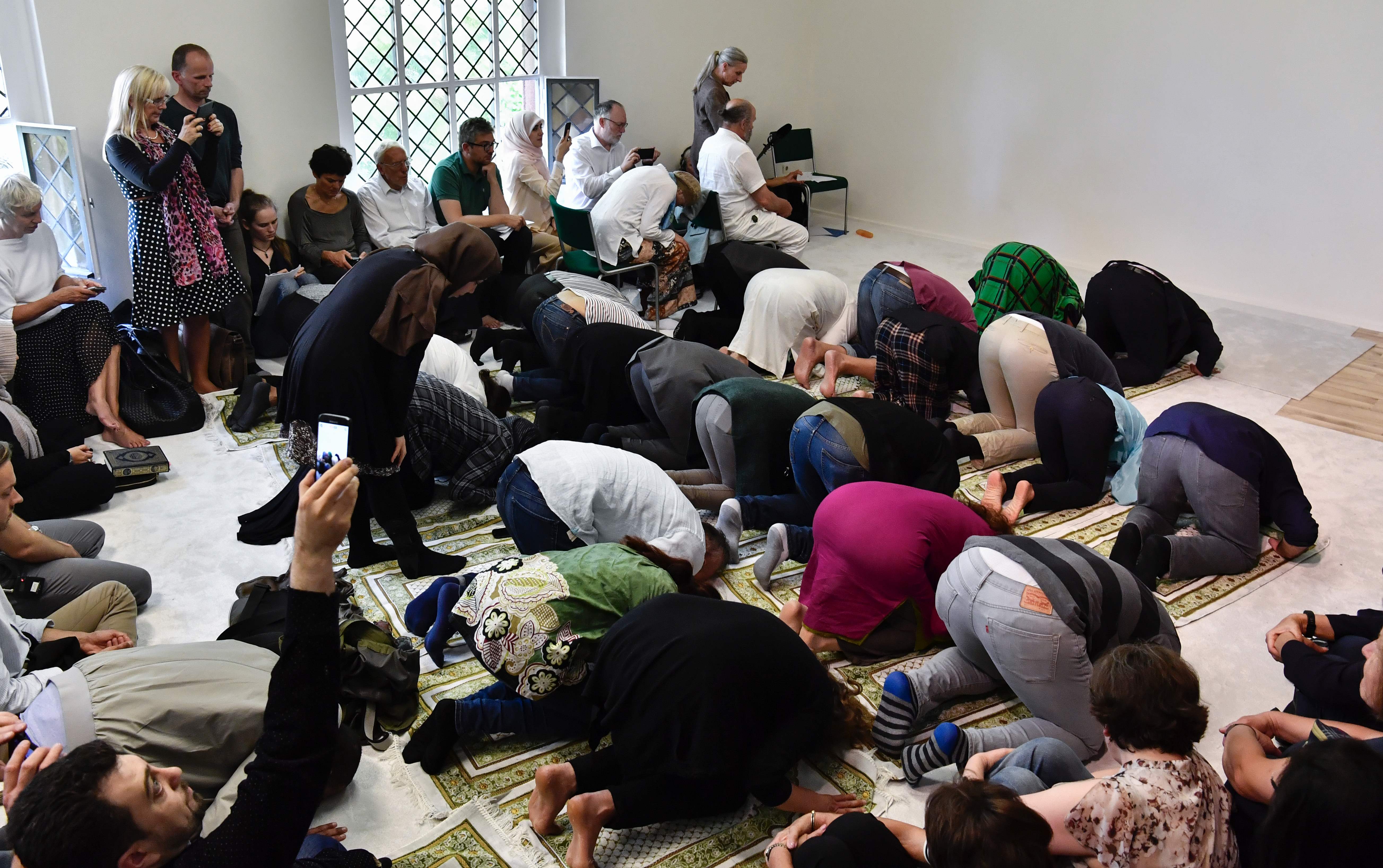 المصلين ساجدين أثناء أداء الصلاة فى المسجد الليبرالى