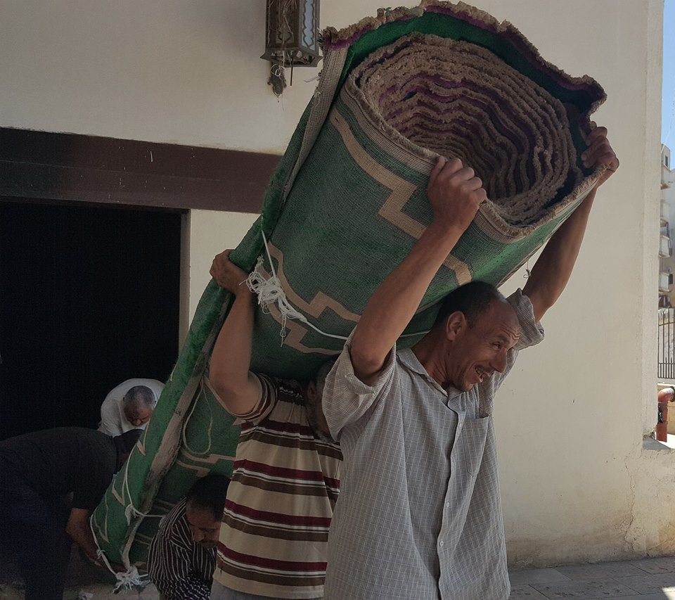 استلام سجاجيد المسجد