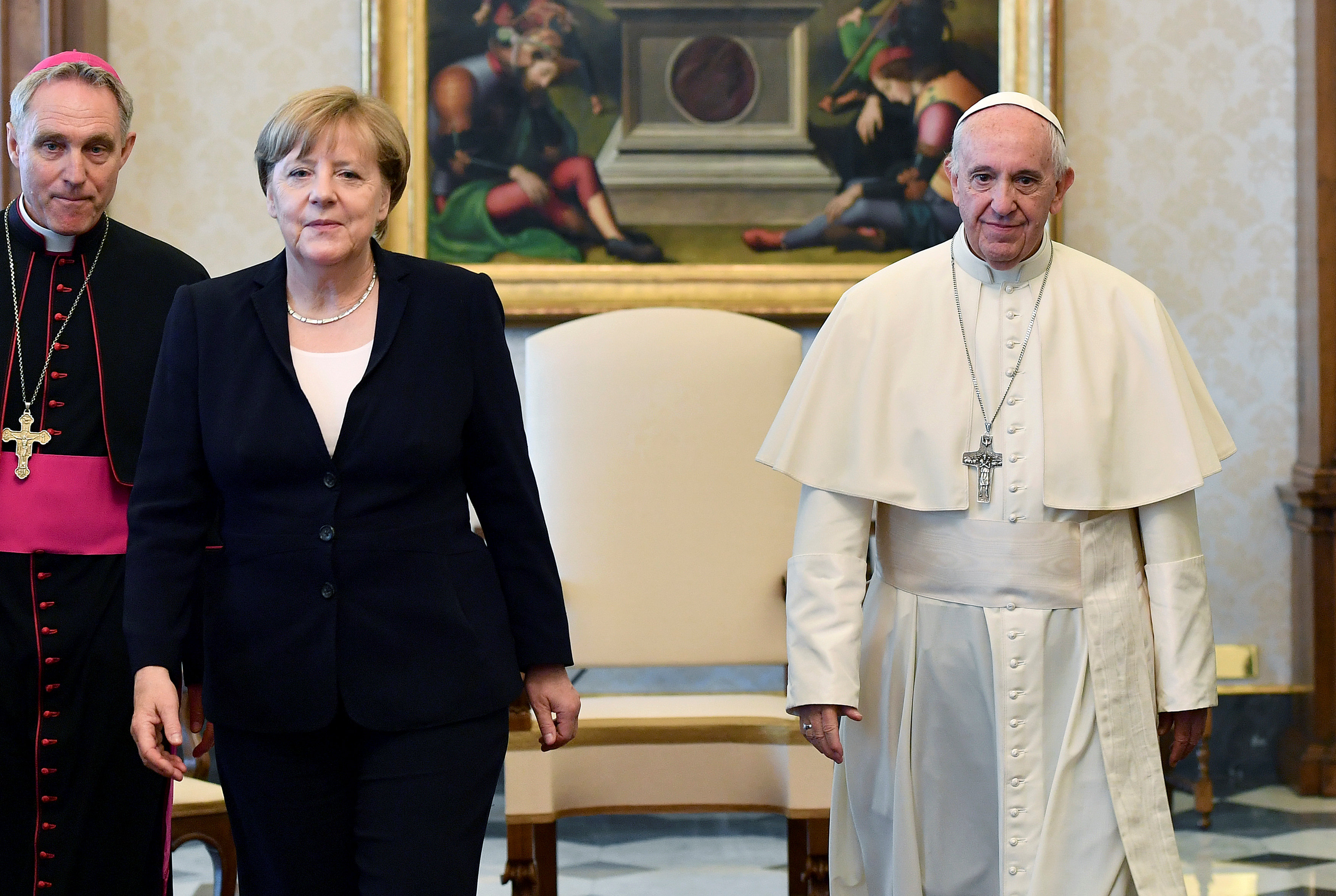 صورة تذكارية لأنجيلا ميركل والبابا فرانسيس