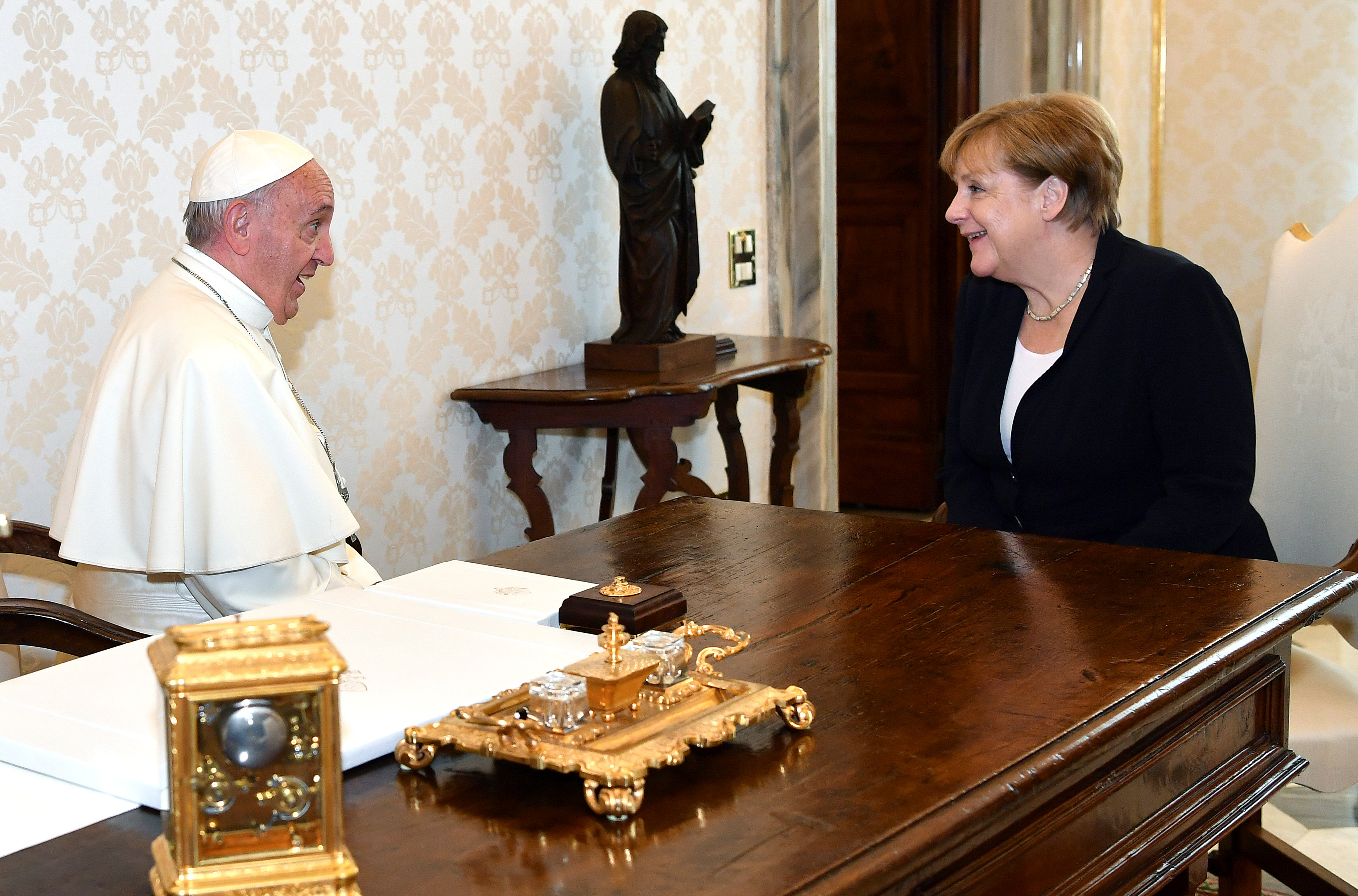 لقاء بين المستشارة الألمانية وبابا الفاتيكان