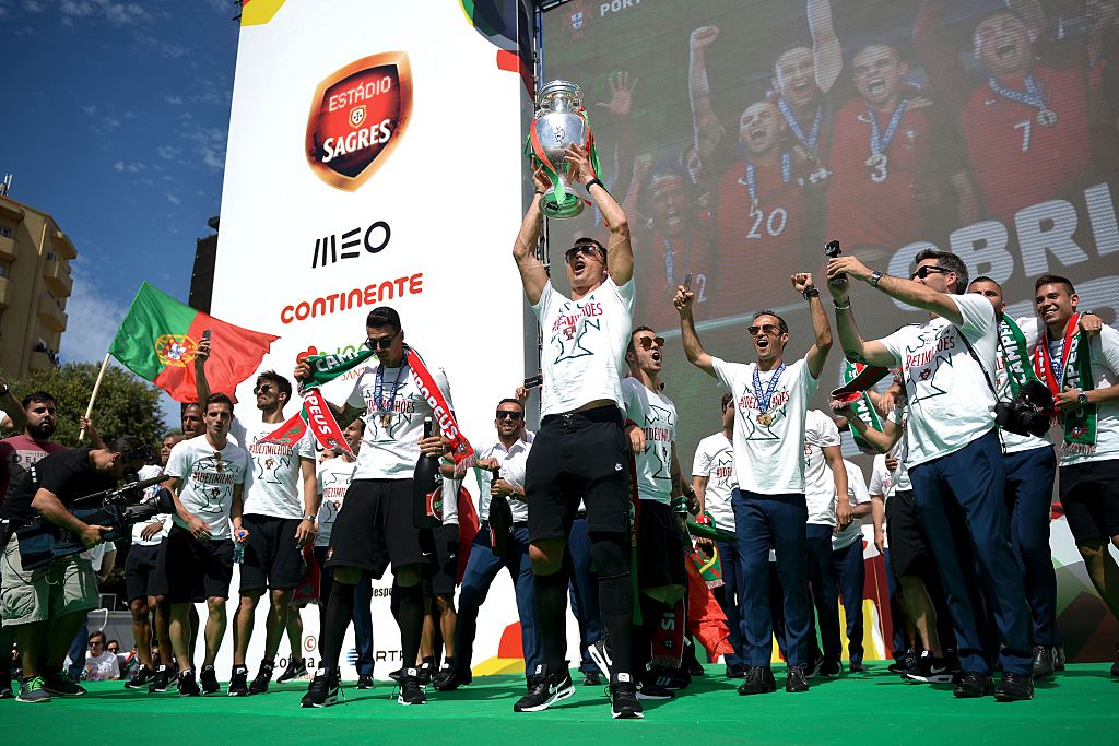 رونالدو يرفع كأس الأمم الأوروبية