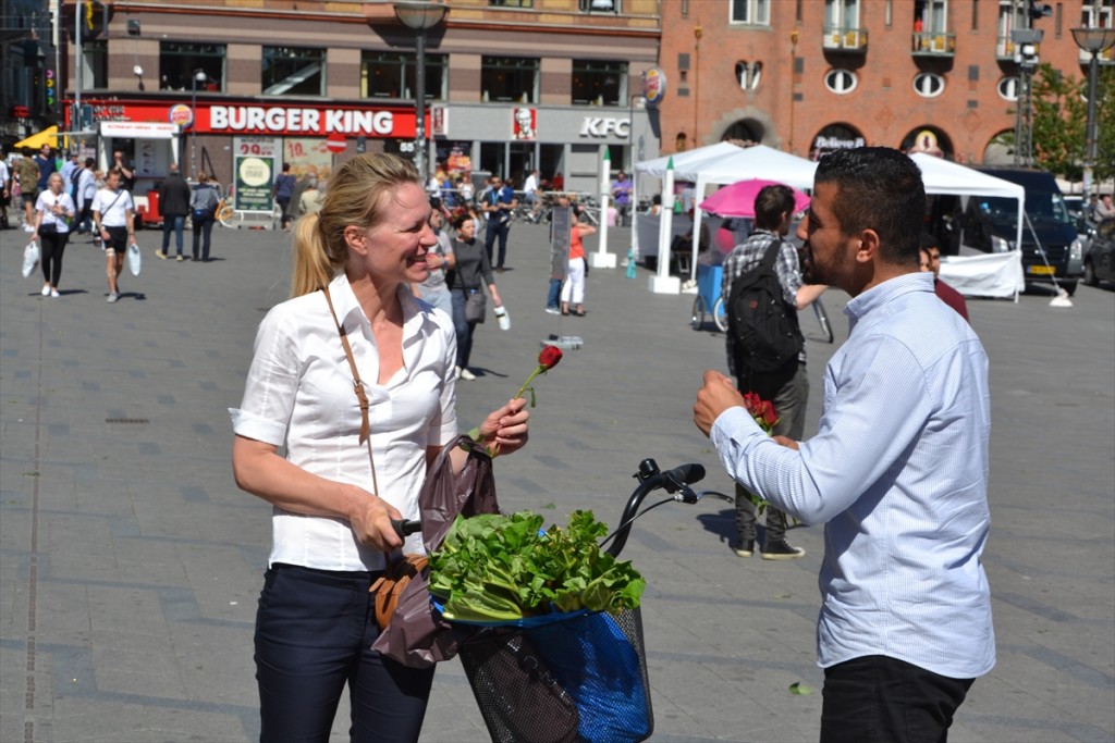 مسلم يوزع الورود على المواطنين فى الدنمارك