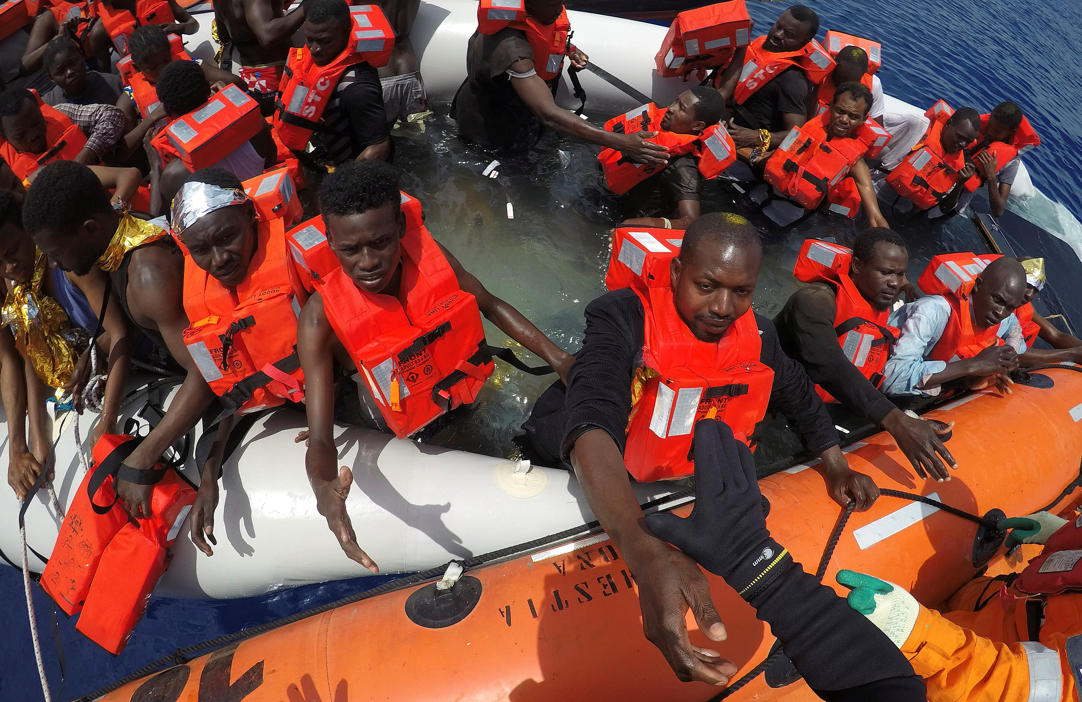 المهاجرون قبالة السواحل الليبية