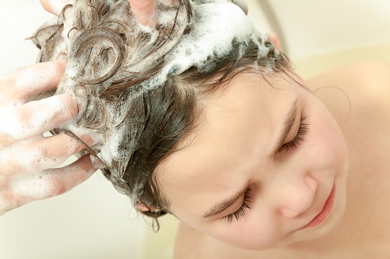 غسل شعر طفلة