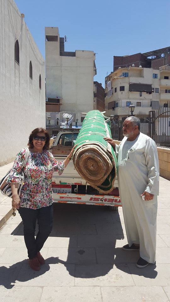 نائبة قبطية بجانب سجاجيد المسجد