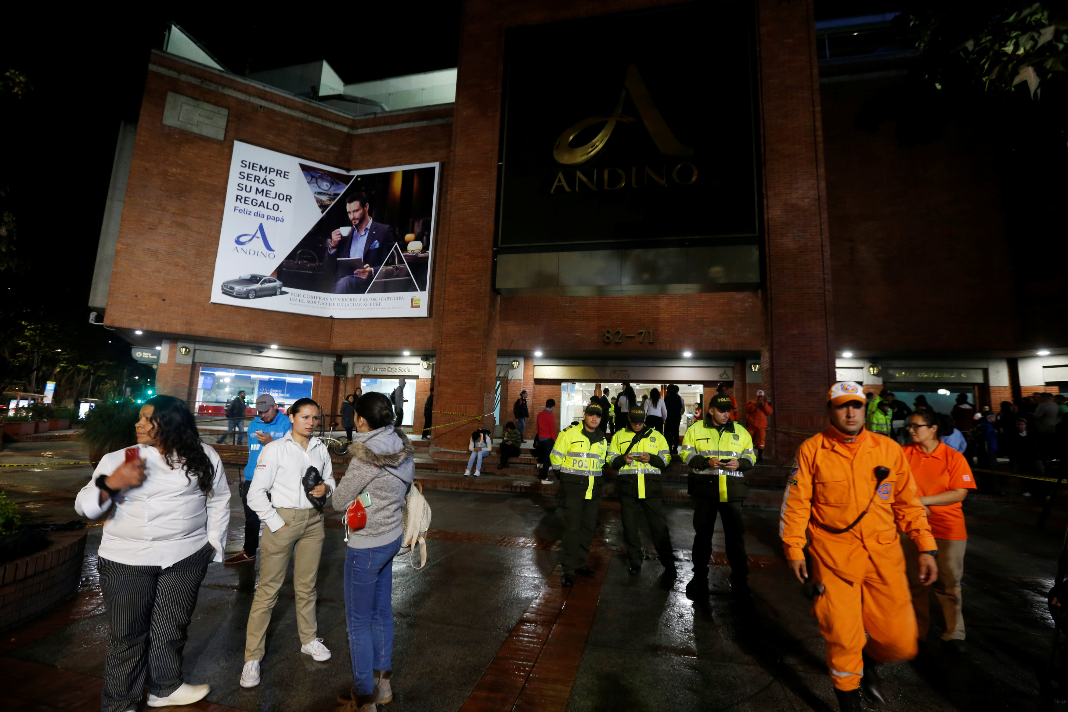 رجال الشرطة والطوارئ فى موقع التفجير بالعاصمة الكولومبية