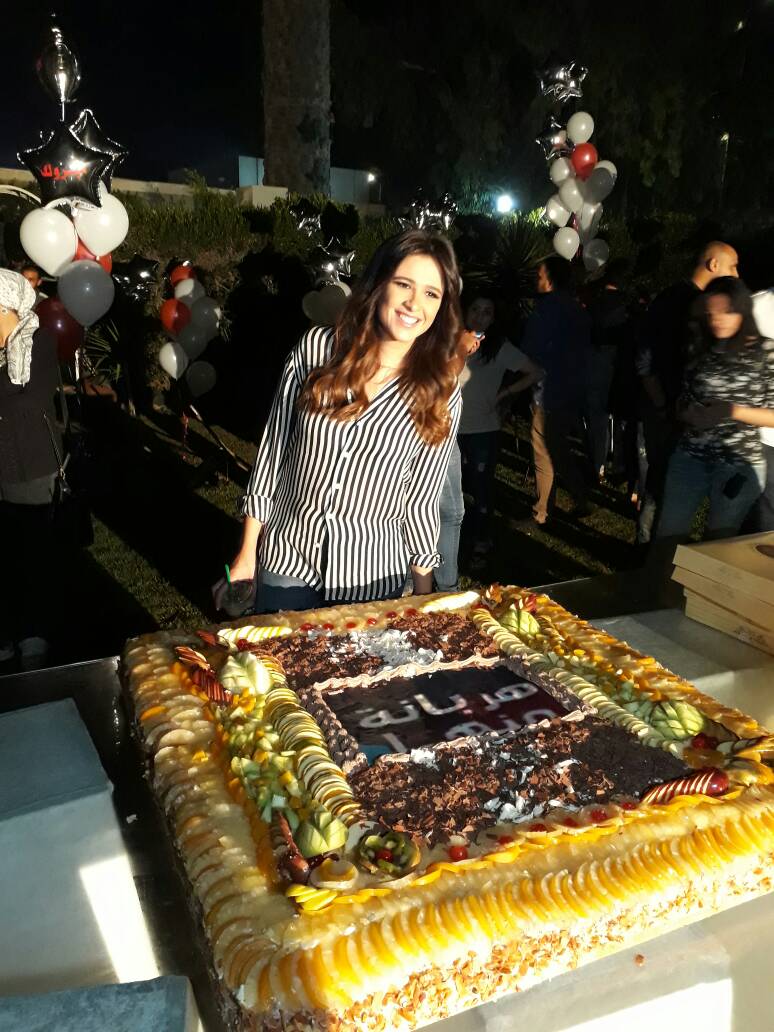 ياسمين عبدالعزيز تحتفل باخر يوم تصوير