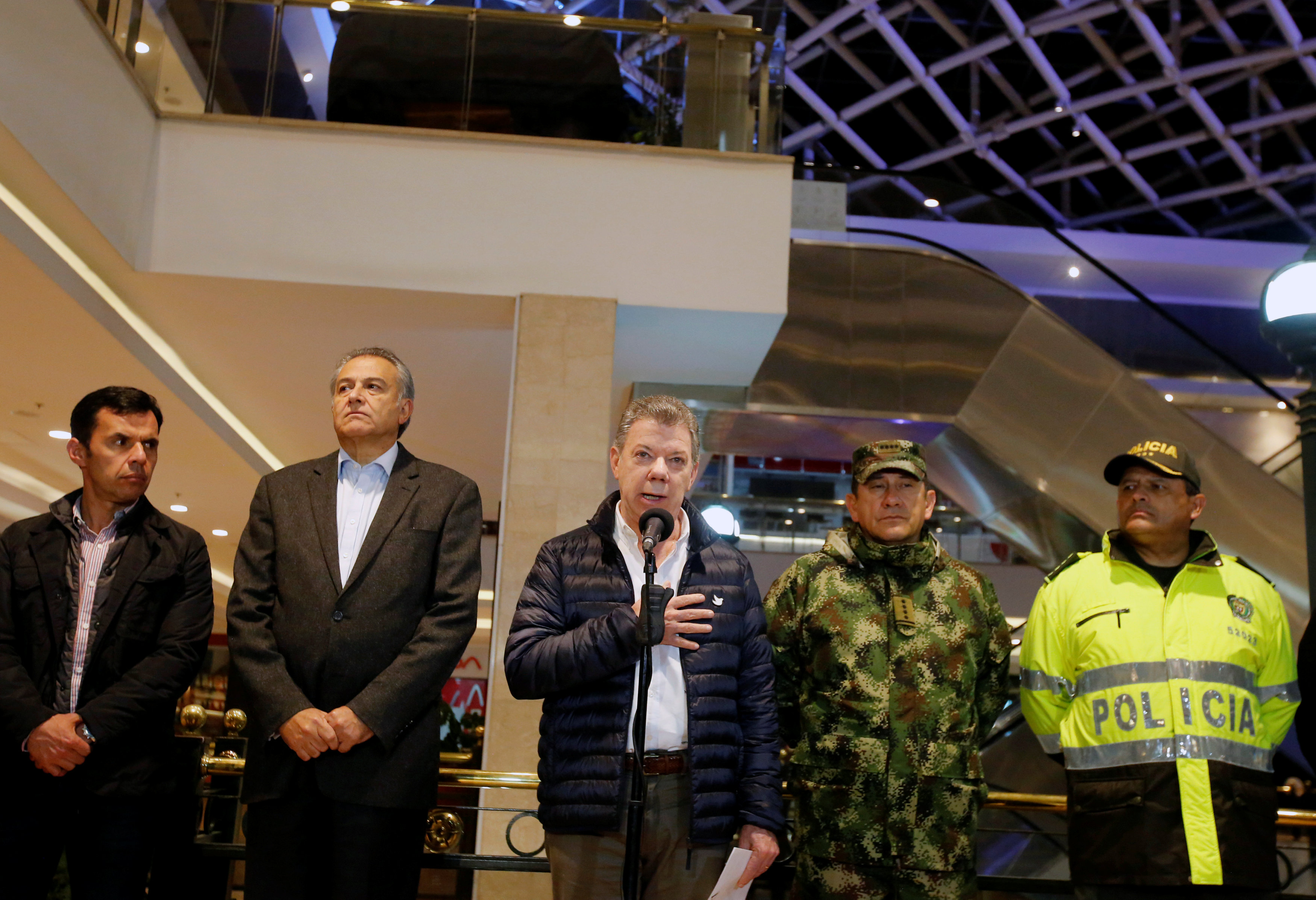 الرئيس الكولومبى يلقى كلمة أمام وسائل الإعلام من موقع التفجير