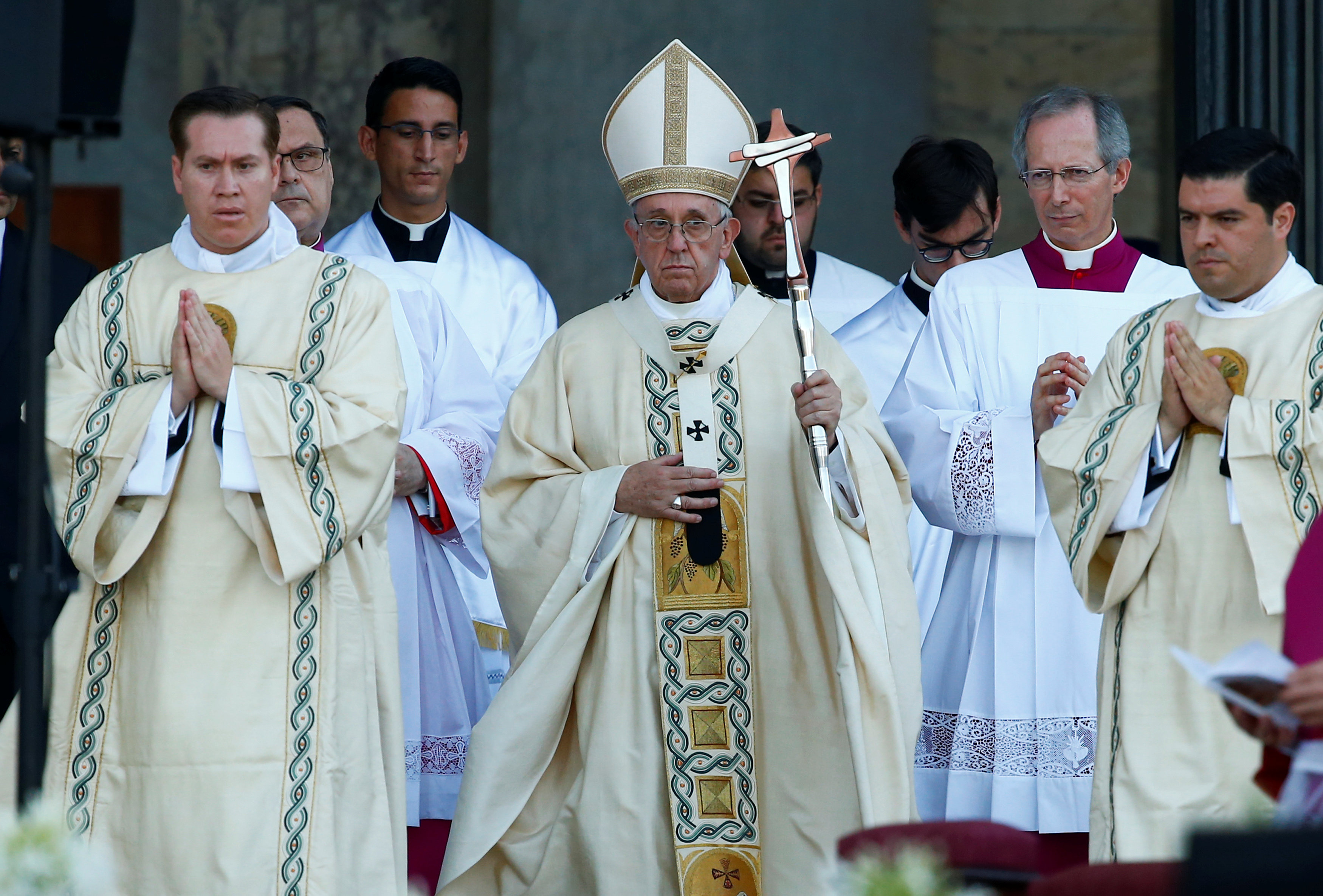 بابا الفاتيكان يترأس طقوس دينية فى  كنيسة سانت جون بروما