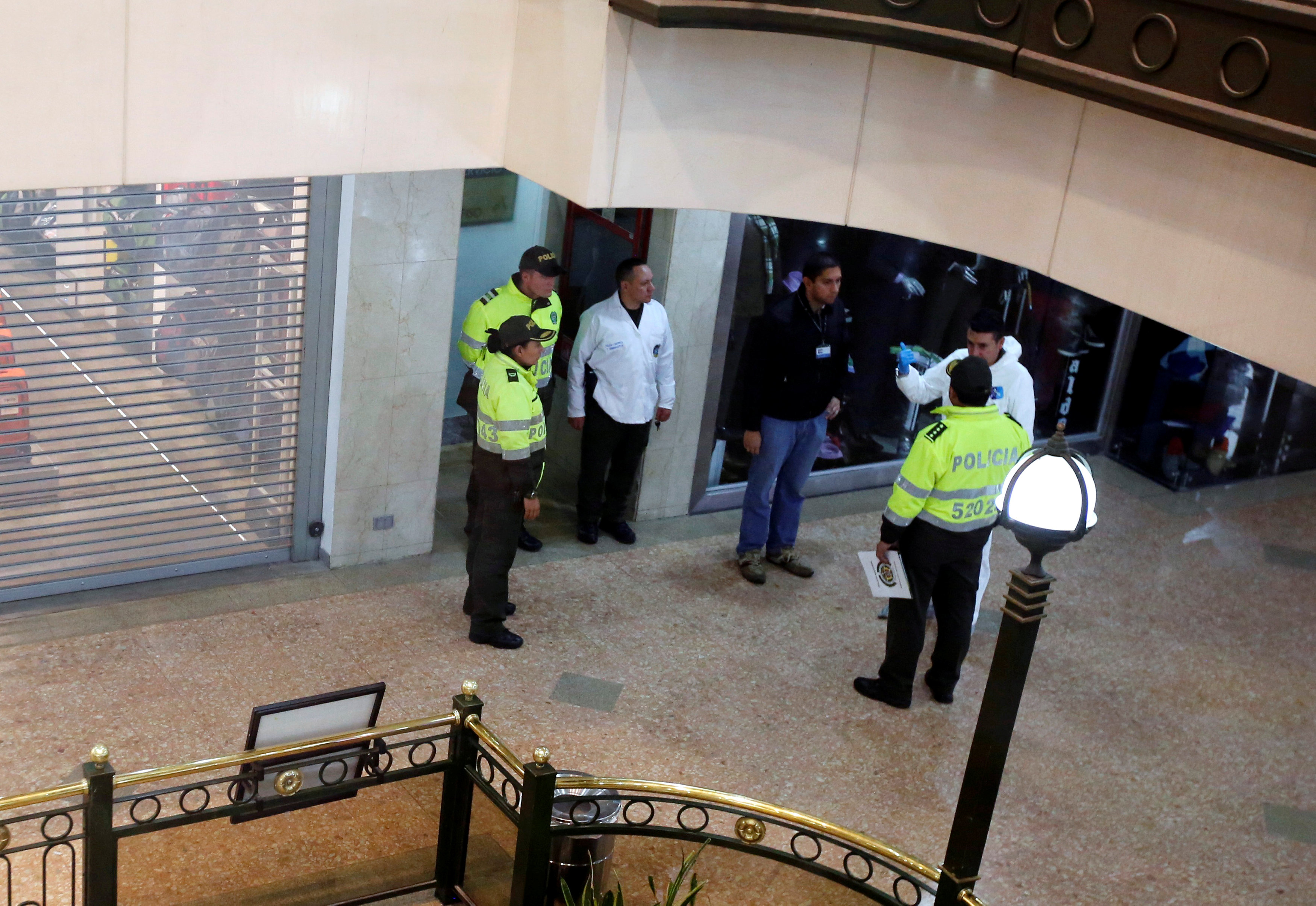 الشرطة الكولومبية تجمع الأدلة من موقع التفجير