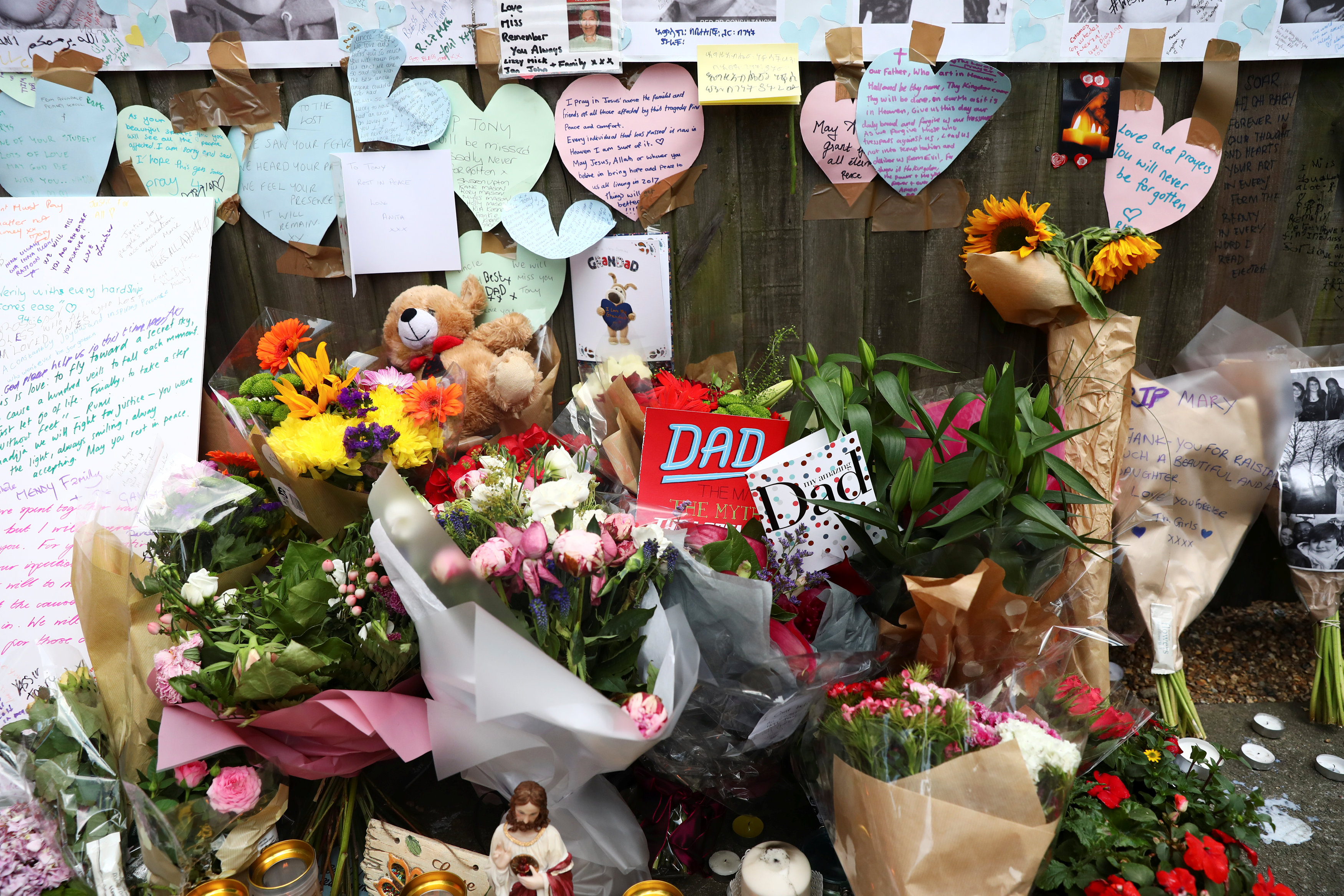وضع الزهور لتأبين ضحايا برج لندن
