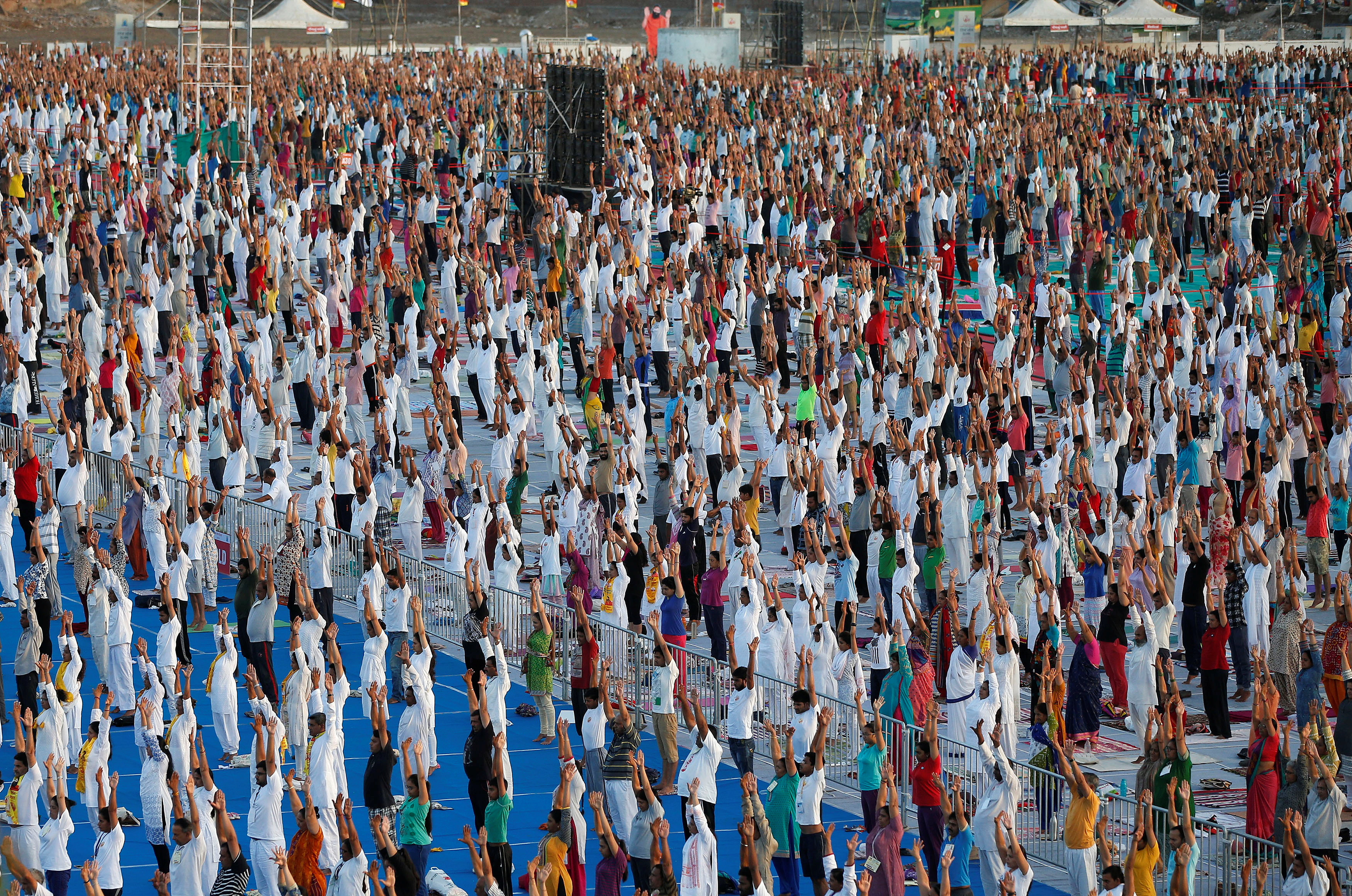 آلاف الشباب يشاركون فى تمارين اليوجا فى الهند