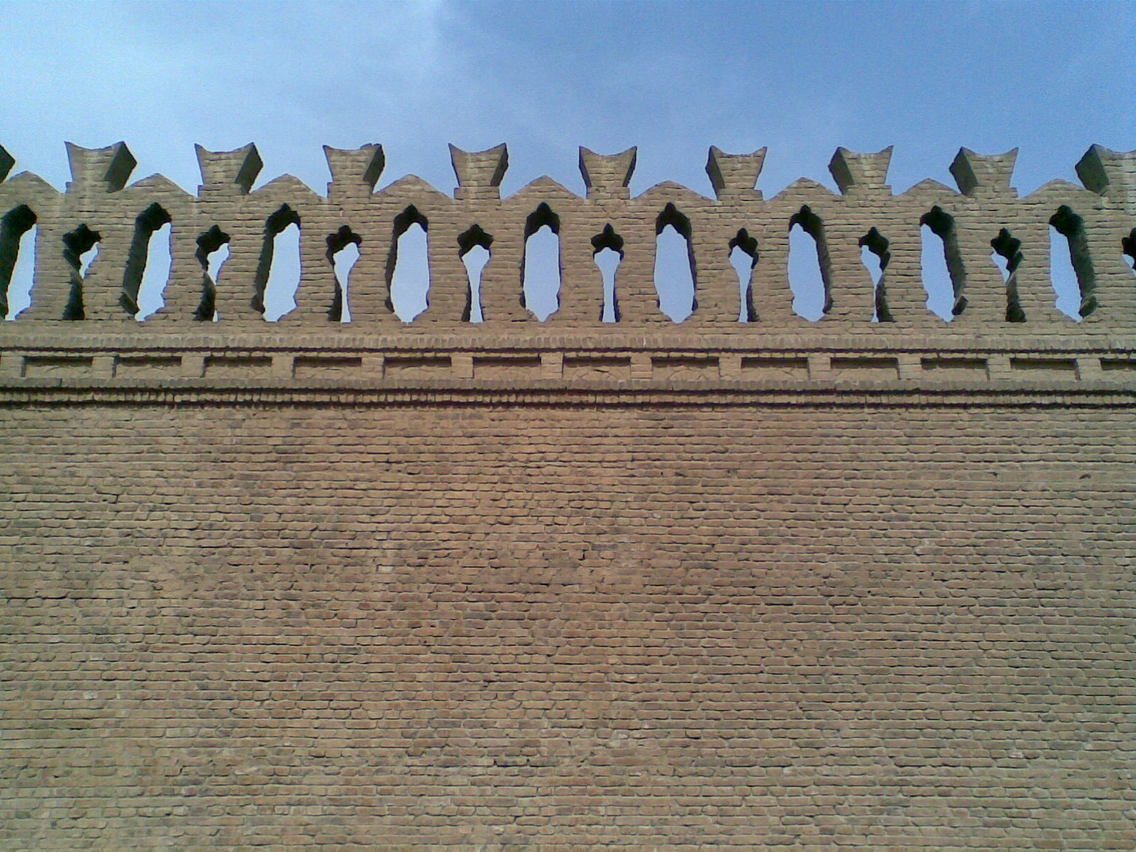 الشرفات بشكل العرائس بمسجد احمد بن طولون