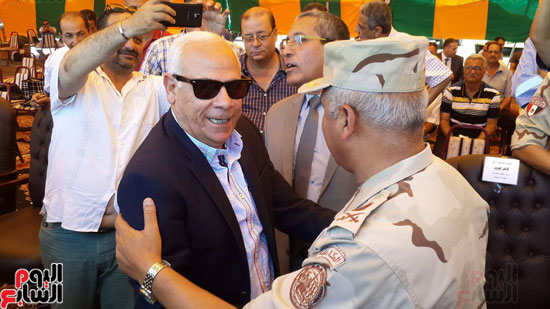 محافظ بورسعيد يرحب بالوزير في موقع المشروع