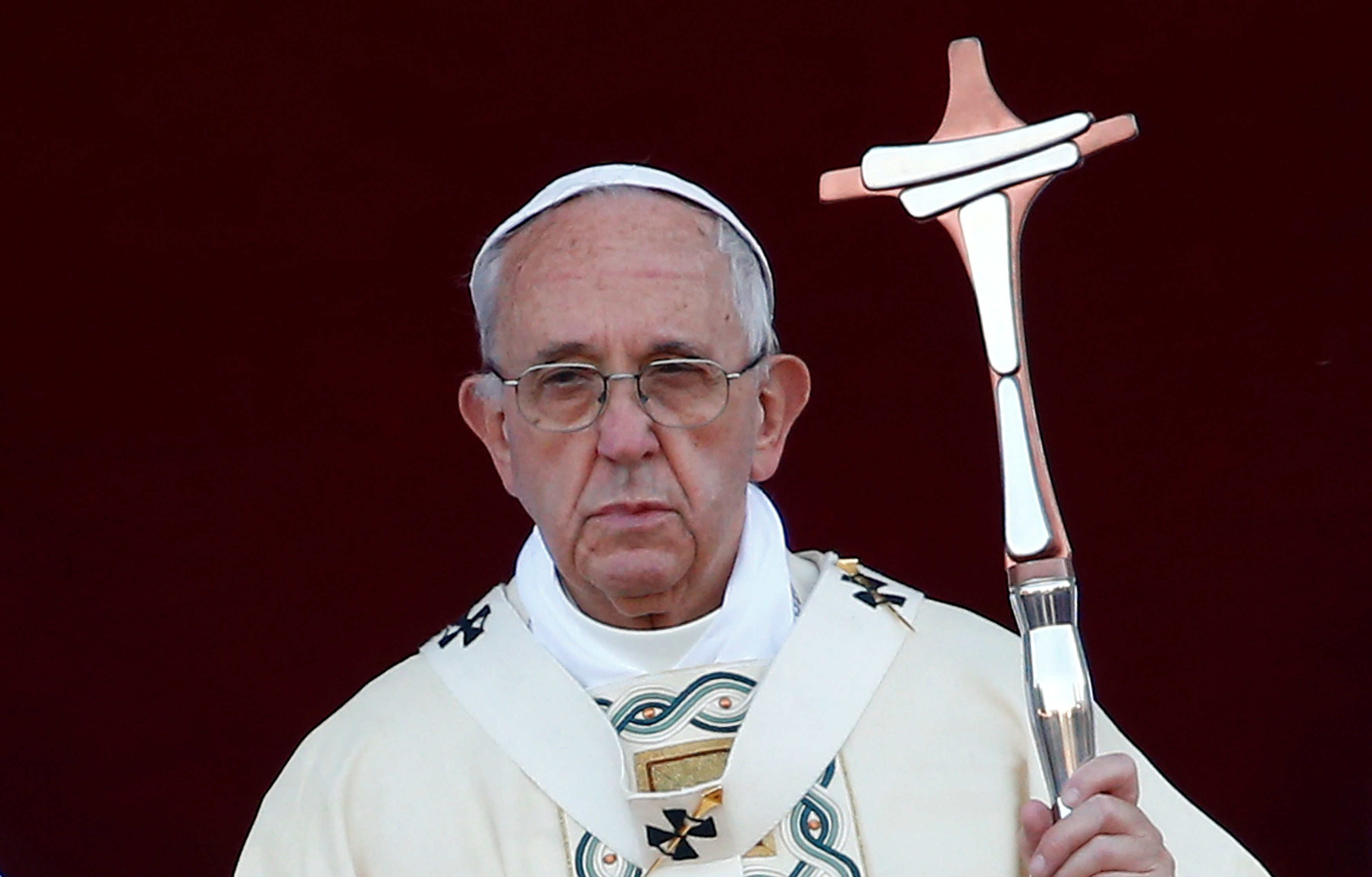 بابا الفاتيكان يحمل الصليب