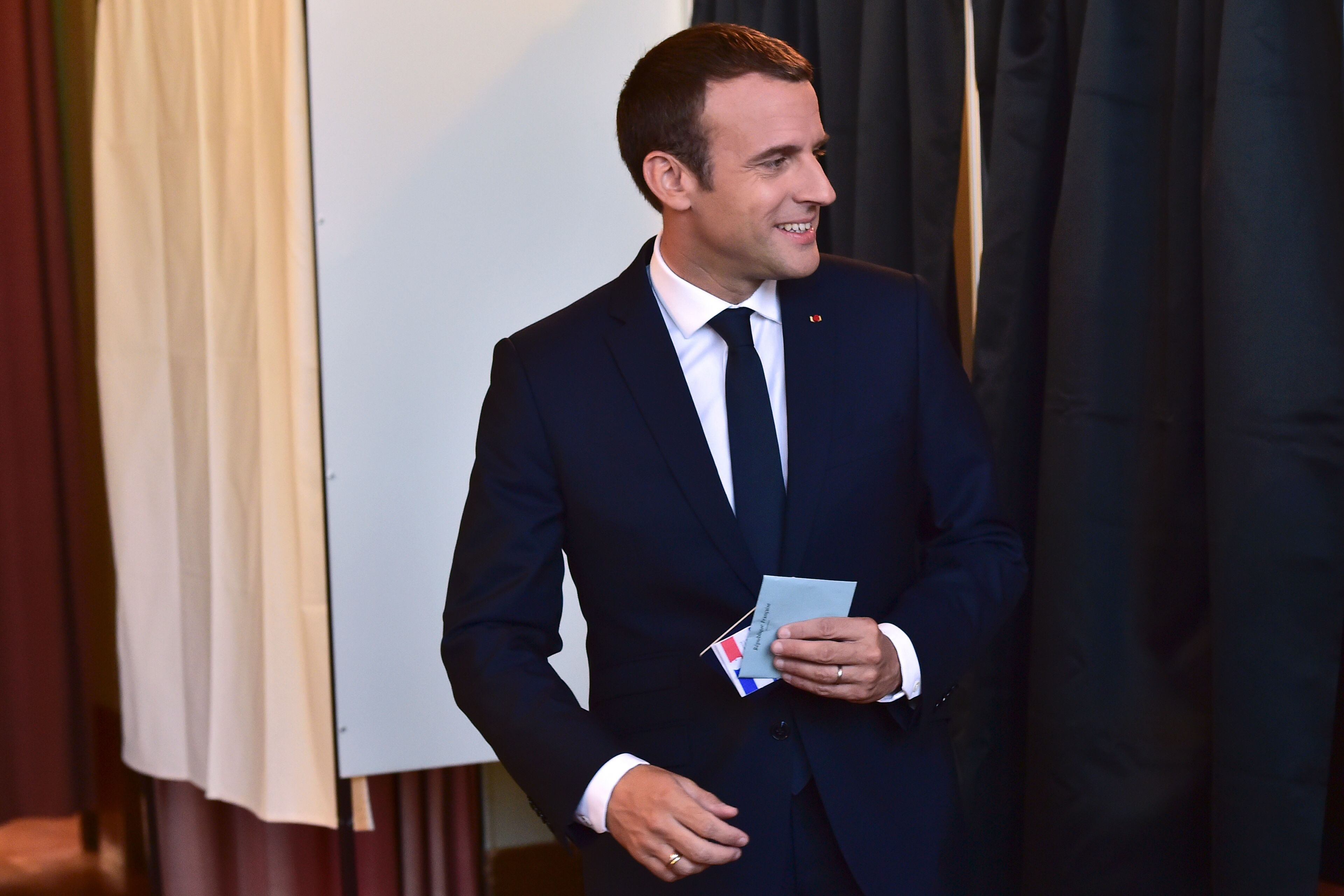 الرئيس الفرنسى يحمل ورقة الاقتراع