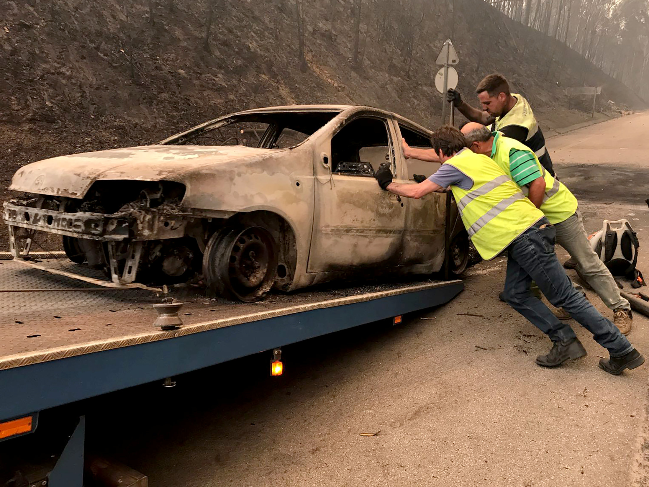 سيارات دمرها حريق الغابات