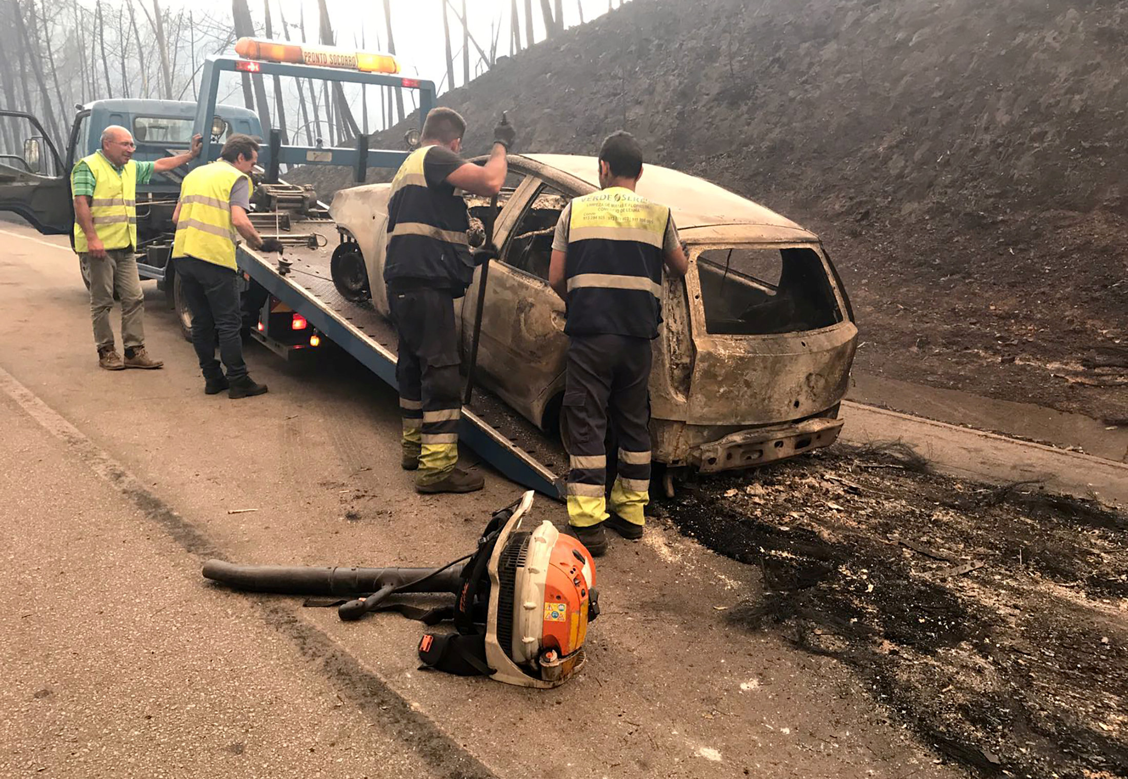 سيارات محروقة بسبب حريق غابات بالرتغال