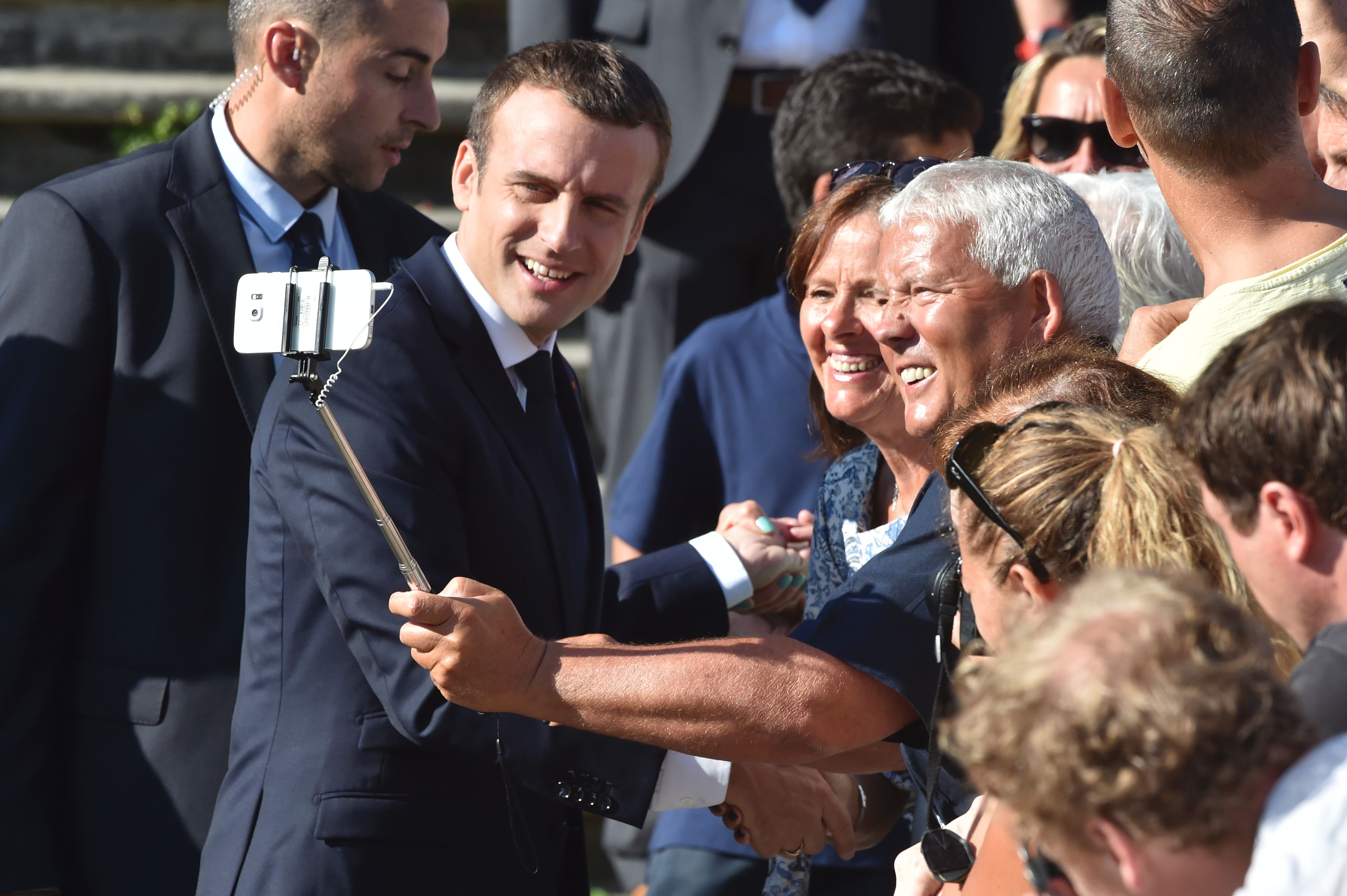 الرئيس الفرنسى يلتقط صورة سيلفى مع أحد الناخبين