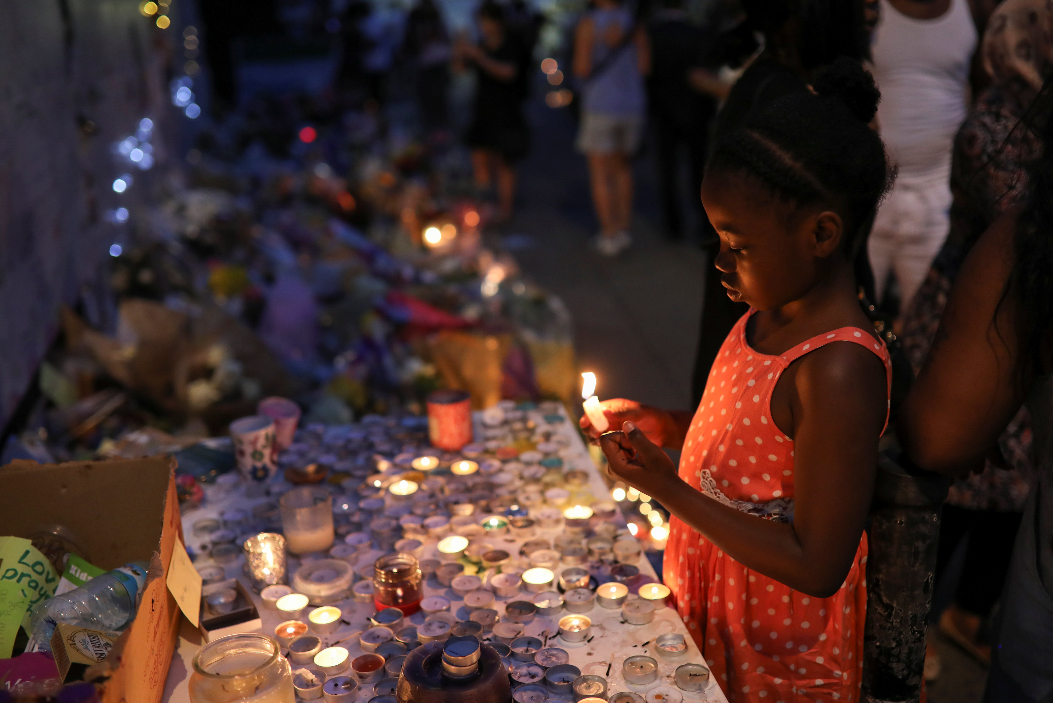 مواطنون يضعون  الشموع على روح ضحايا الحادث