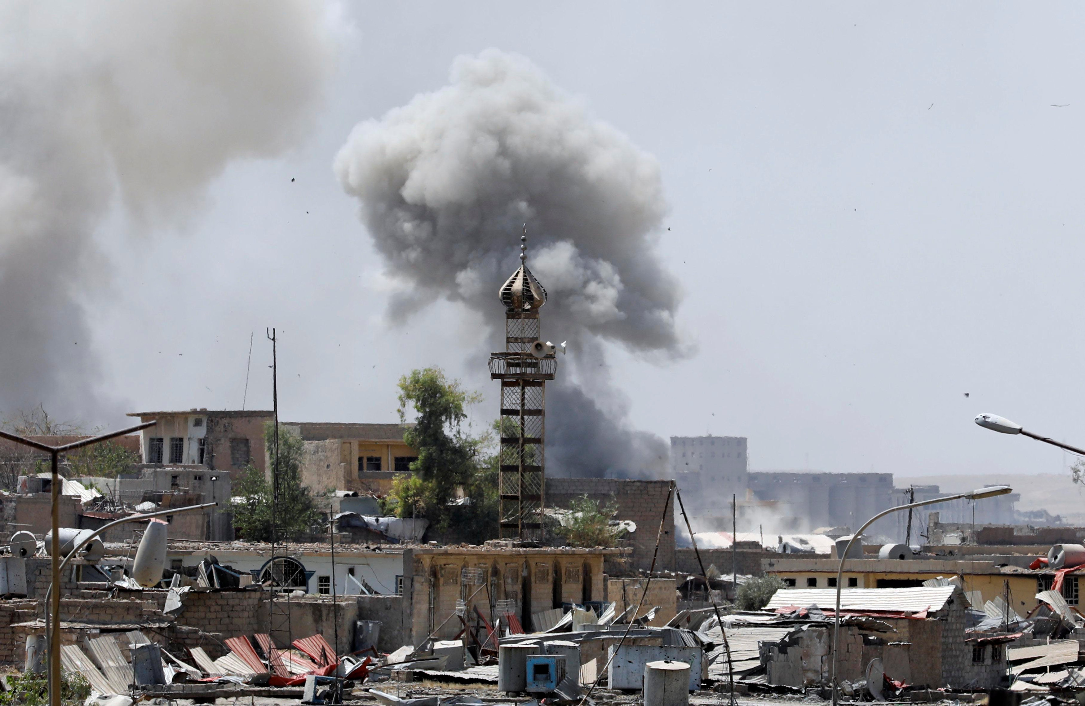 تصاعد الدخان من مواقع داعش بالمواصل