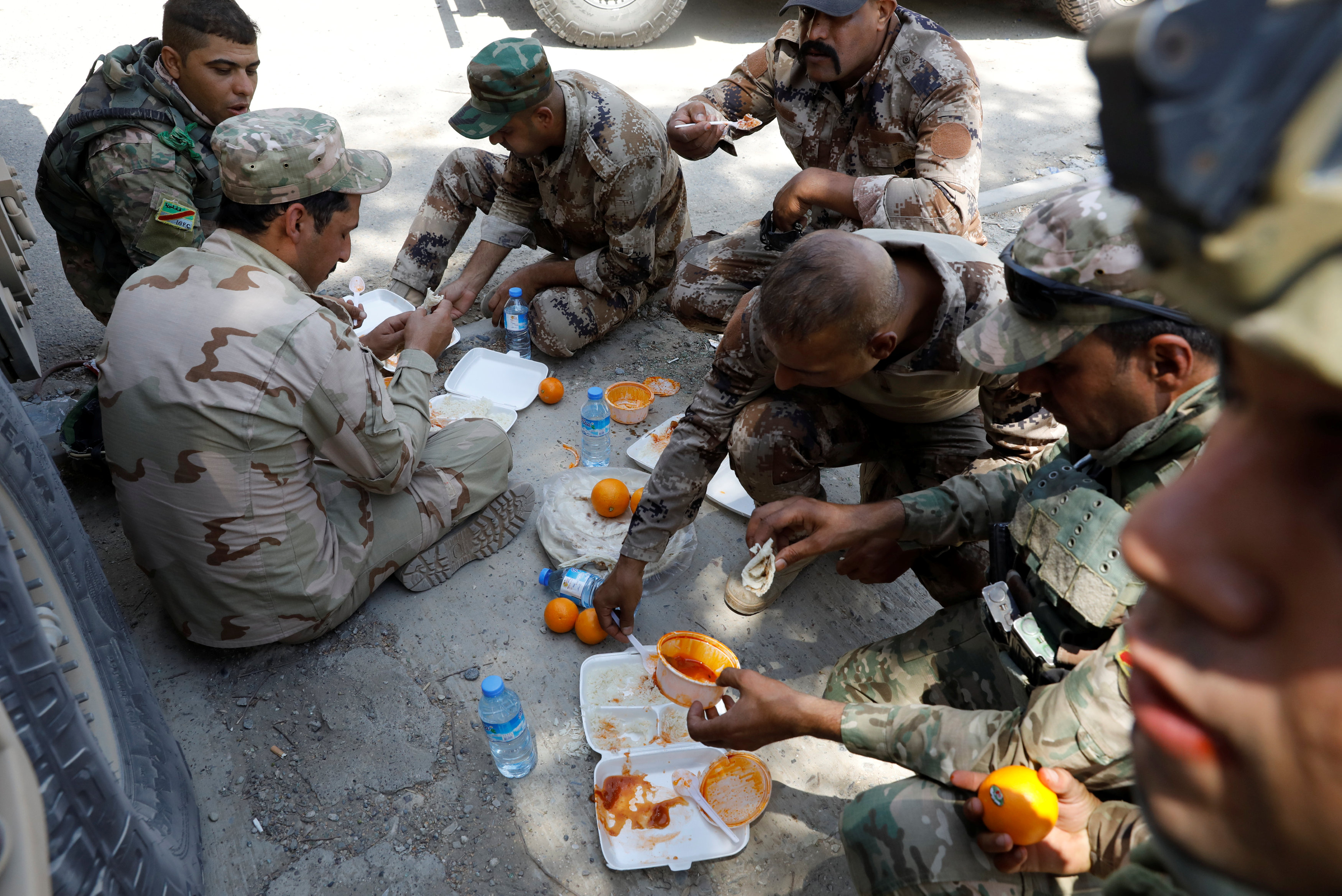 جنود عراقيون يتناولون الطعام