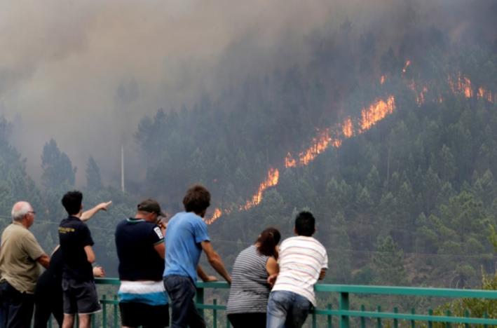 برتغاليون يراقبون تطور الحرائق