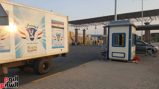 الداخلية توزع وجبات مجانية على الصائمين بمحيط مطار القاهرة  (1)